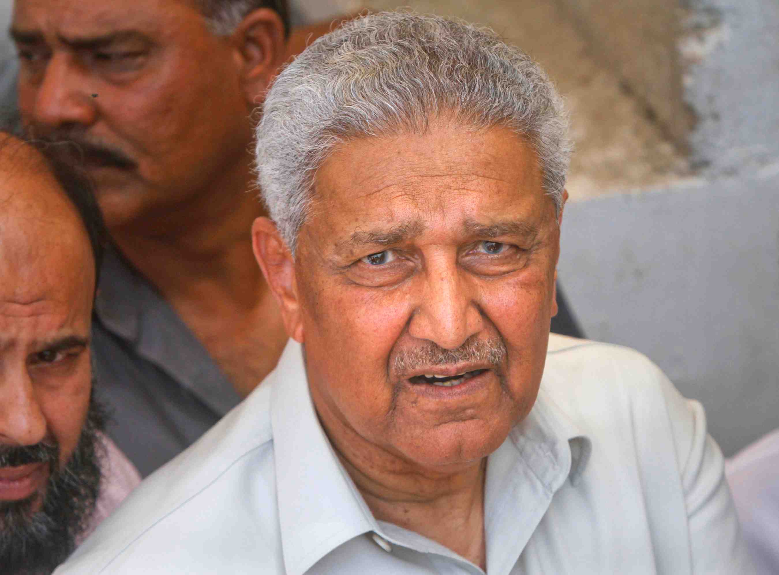 Abdul qadeer khan, pere de la bombe atomique pakistanaise, se dit "prisonnier"