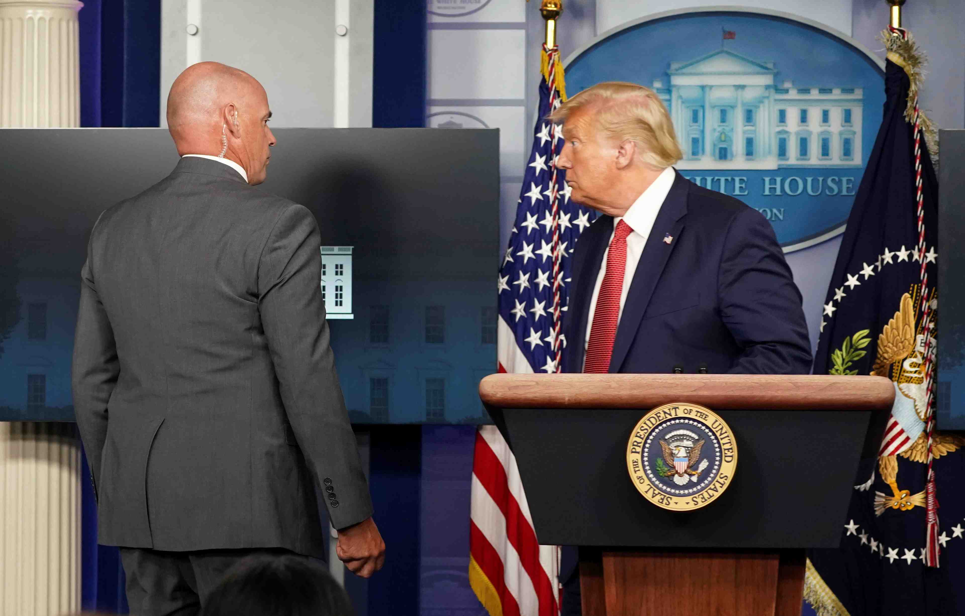 Trump evacue d'un point de presse apres une fusillade devant la maison blanche