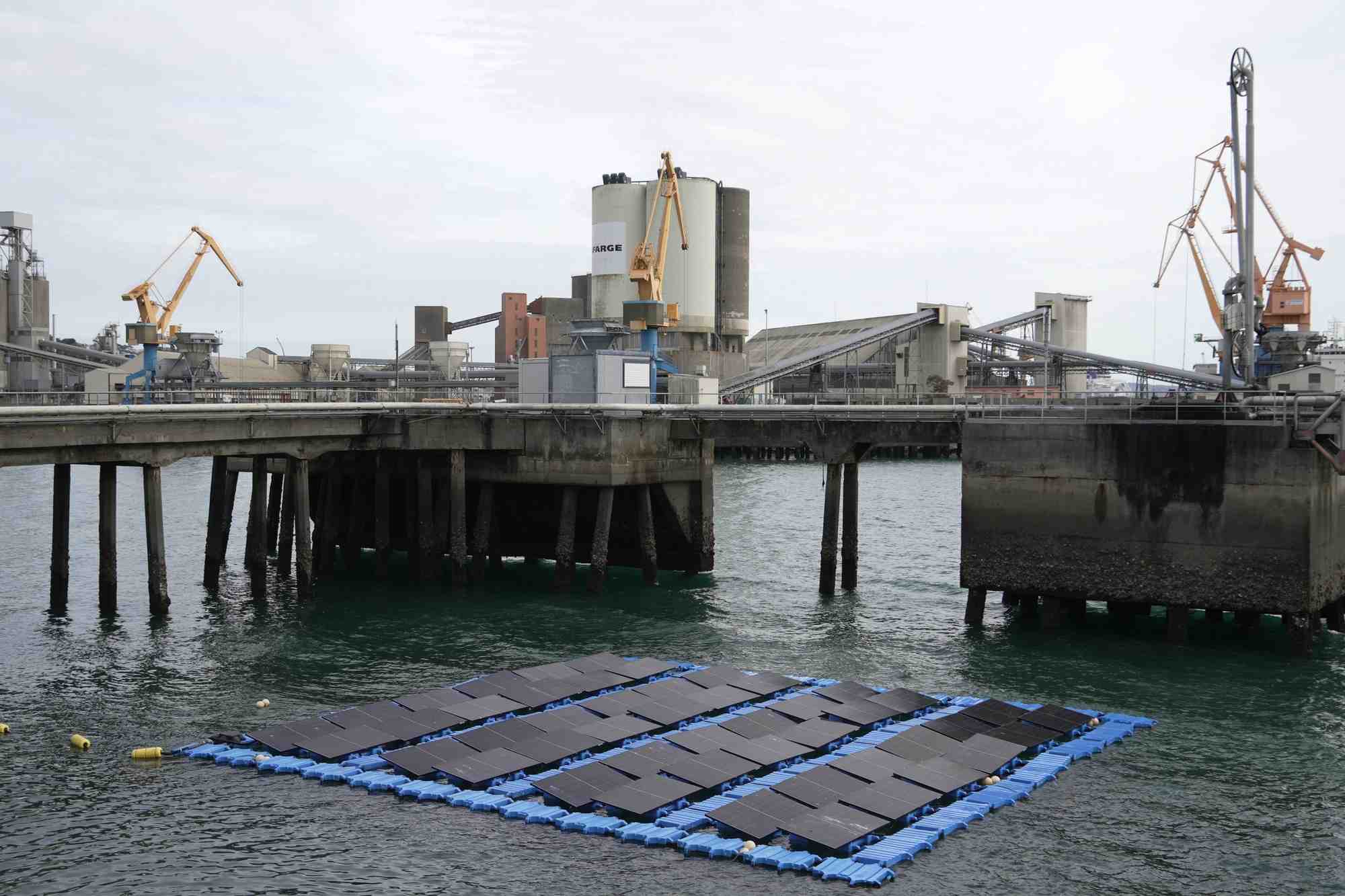 Déployé dans un des bassins inutilisables pour la navigation, un prototype de production d'énergie flottante de 25 kW, conçu par la startup nantaise HelioRec, va être testé pendant un an dans le port de Brest.