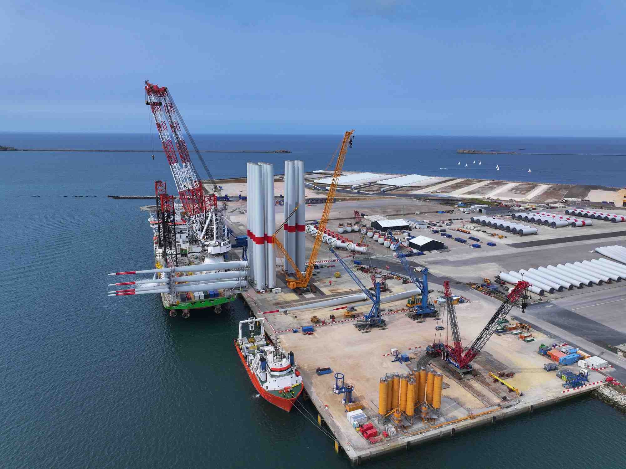 Un navire installateur charge des mâts et des pales dans le port de Cherbourg. Une manipulation très complexe. Depuis 2021, l'effectif des dockers est passé de 20 à 60.