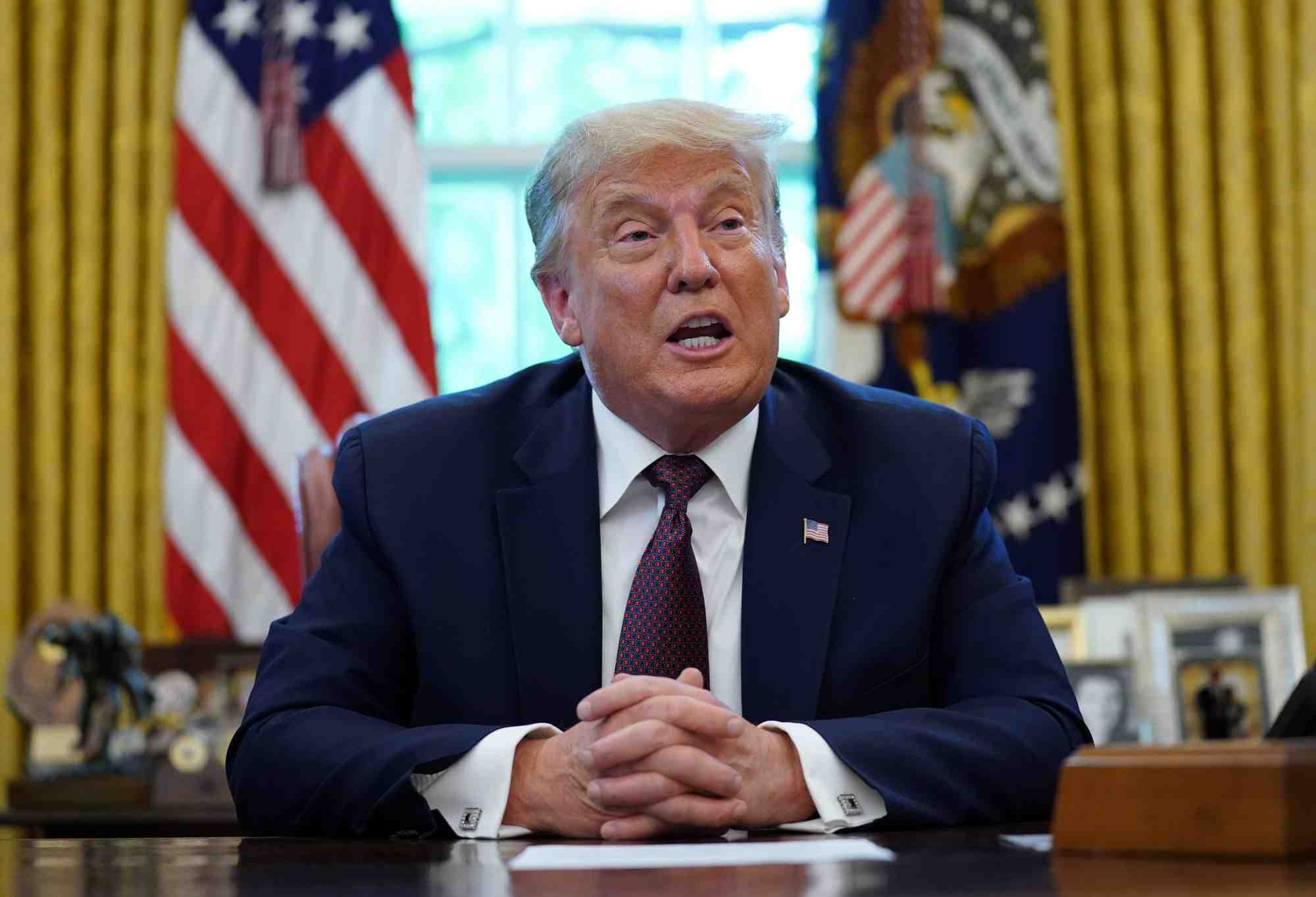 Donald trump dans le bureau ovale a la maison blanche
