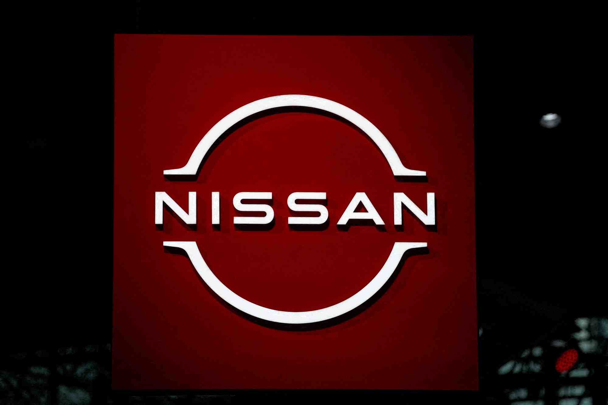 Un logo nissan est vu a manhattan, dans la ville de new york, aux etats-unis