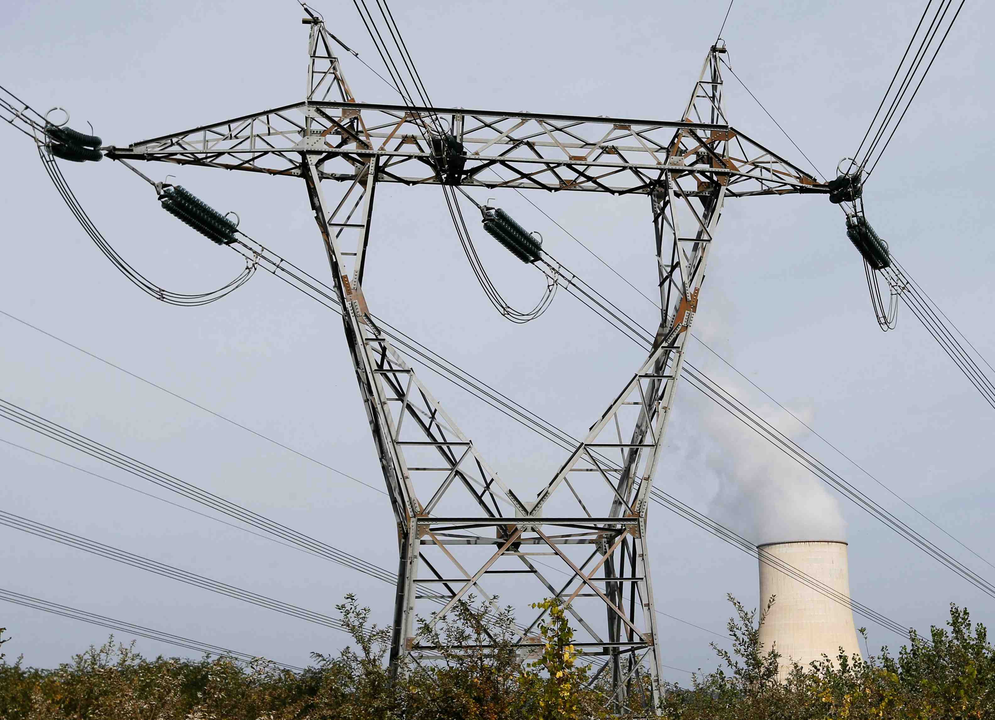 Lignes électriques au bord de la Garonne, entre Agen et Toulouse
