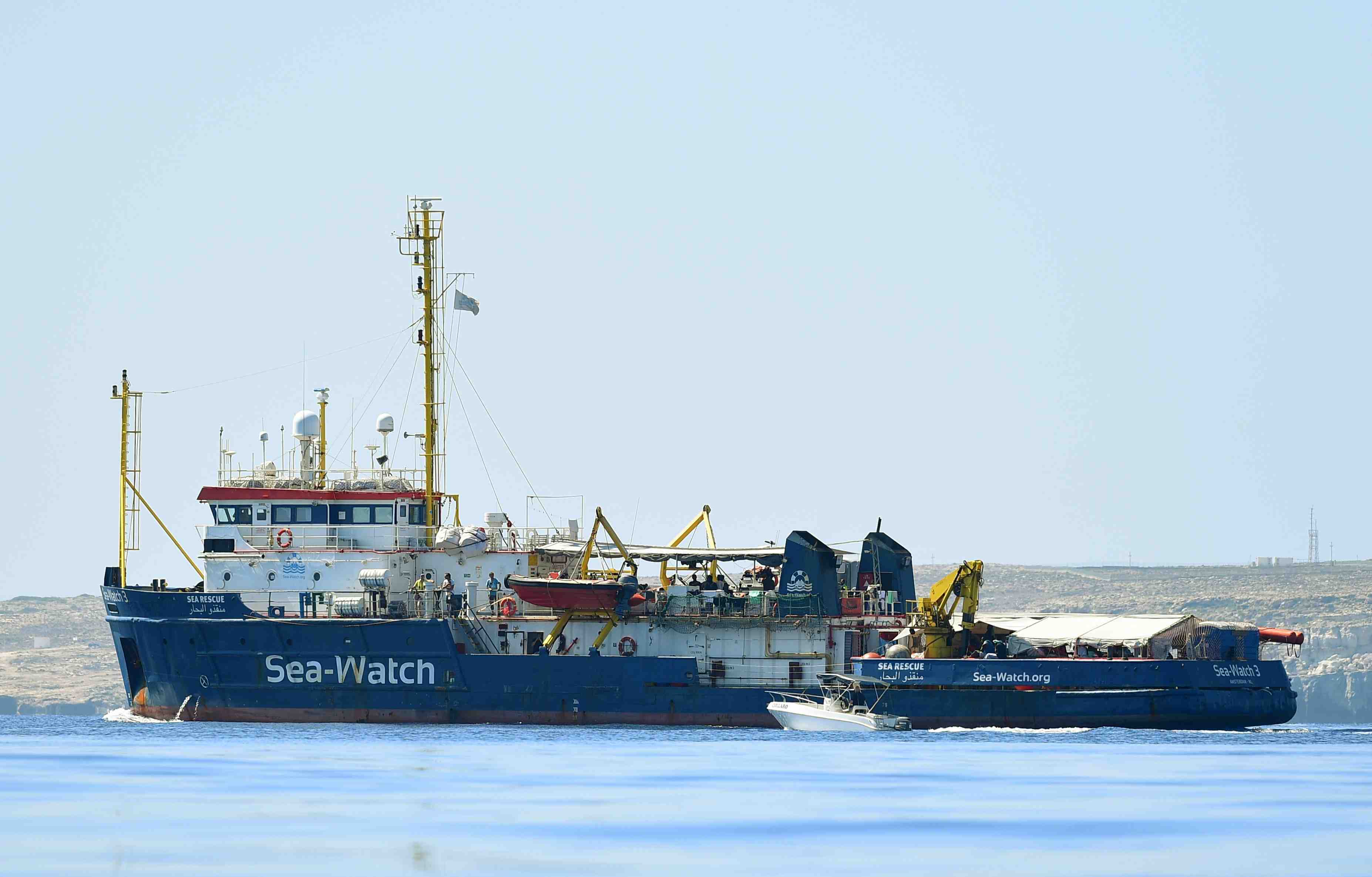 Migrants: le sea-watch s'approche de lampedusa malgre le refus italien