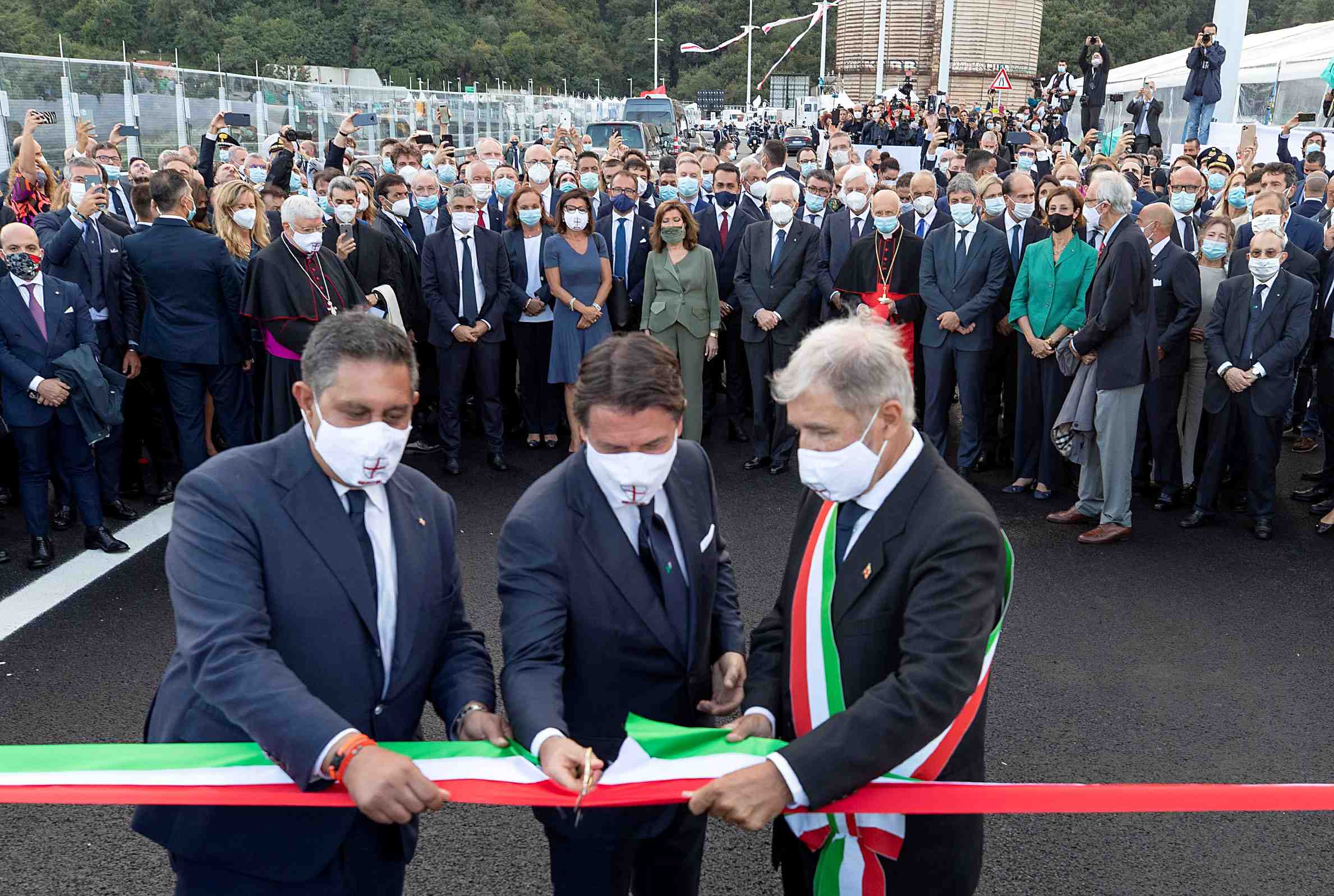 L'italie inaugure le nouveau pont de genes, symbole d'une "renaissance"