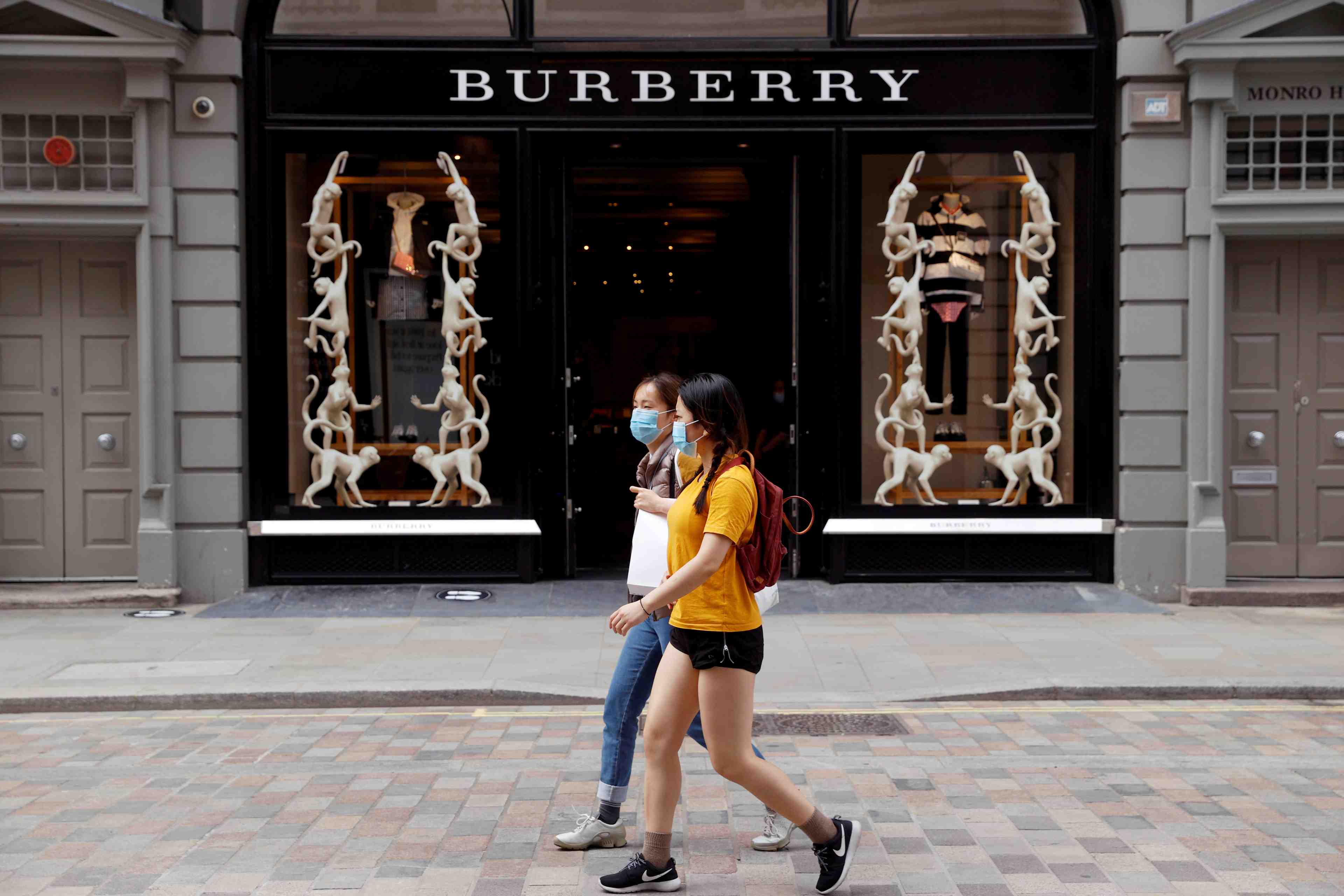 Les ventes de burberry bondissent de 90% au t1, la clientele rajeunie