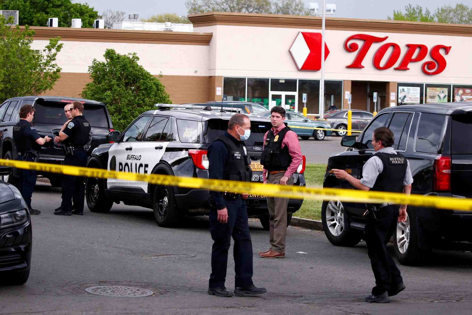 Usa: dix morts apres une fusillade dans un supermarche de buffalo