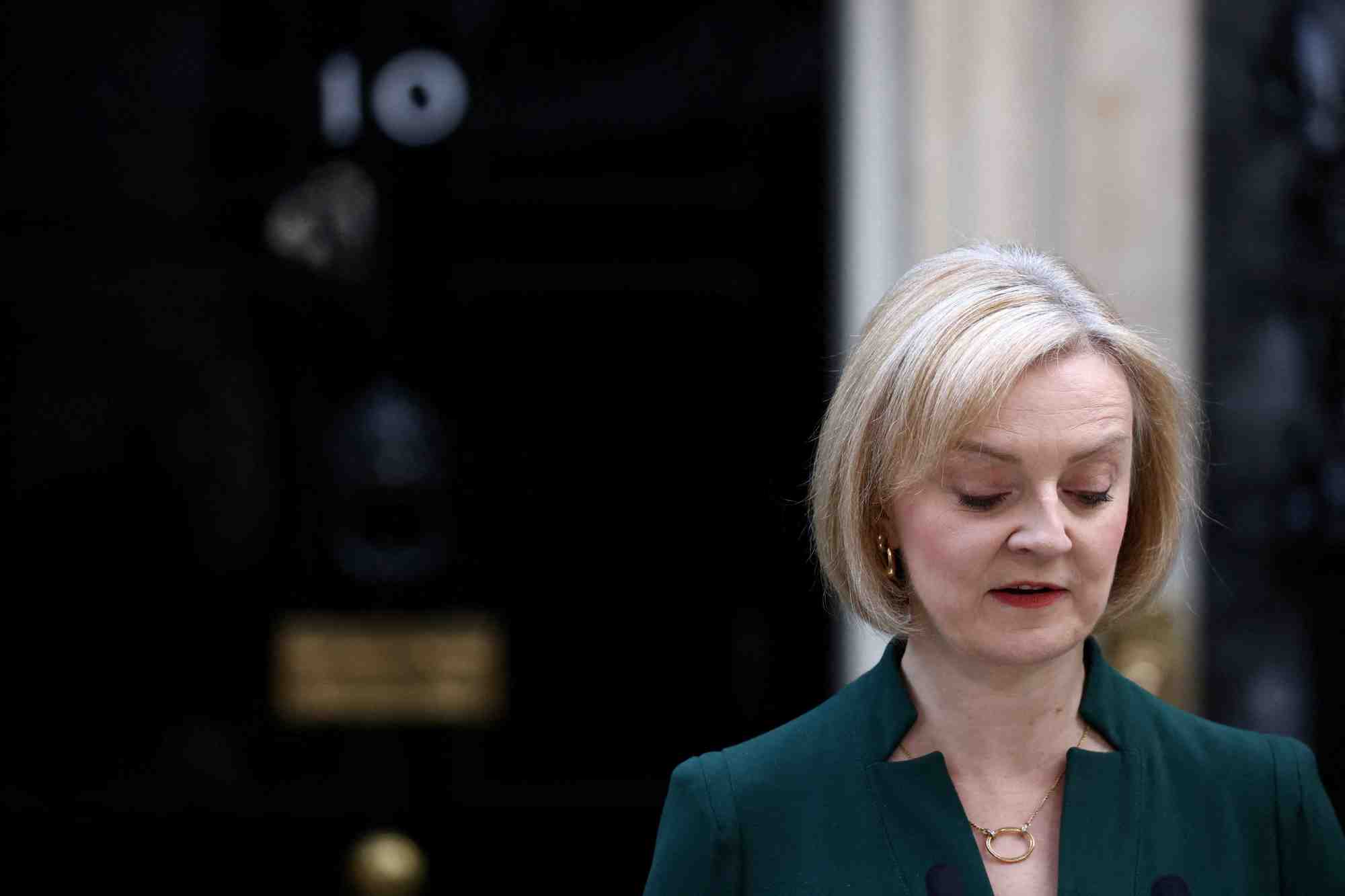 Photo d'archives de liz truss s'exprimant devant le 10 downing street