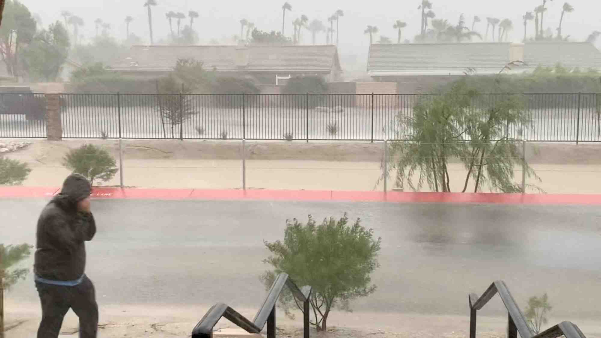 La tempete hilary a l'approche de cathedral city, en californie