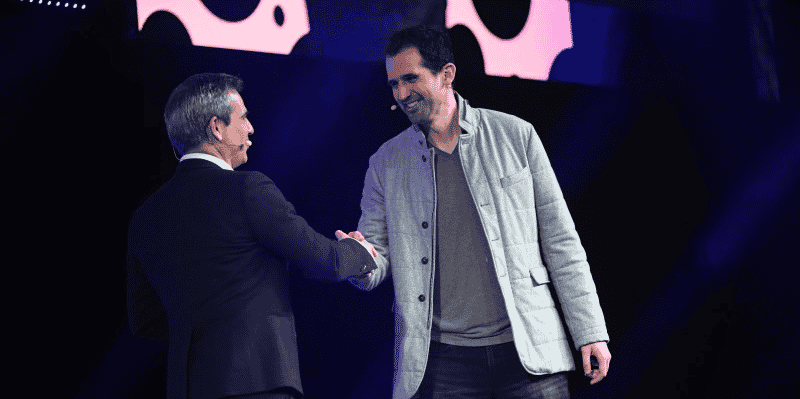 Sur la scène du AWS Summit Paris 2024, le directeur général France et Europe du sud d'AWS Julien Groues (à gauche) accueillait le cofondateur et CTO d'Anthropic Tom Brown (à droite).
