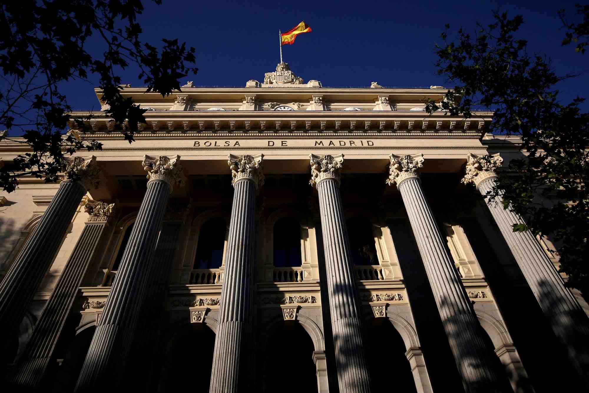 Un drapeau espagnol flotte au-dessus de la bourse de madrid