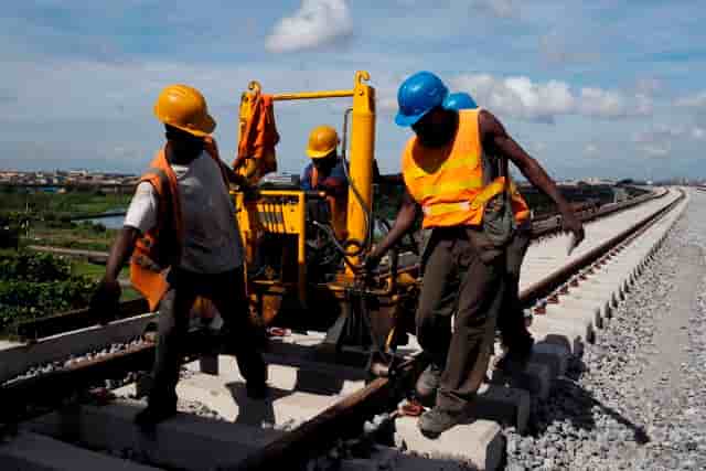 Train chantier chemin de fer ligne ferroviaire