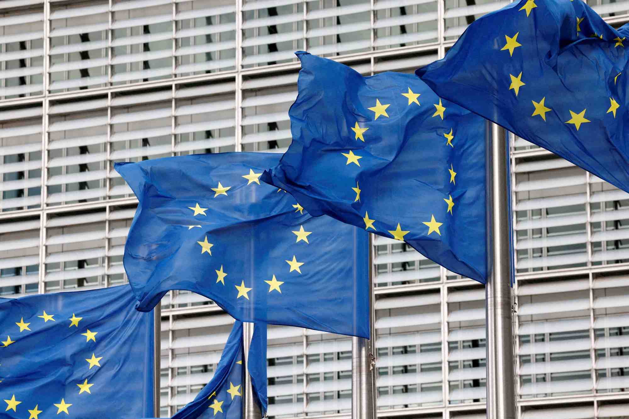 Des drapeaux de l'union europeenne flottent devant le siege de la commission europeenne a bruxelles