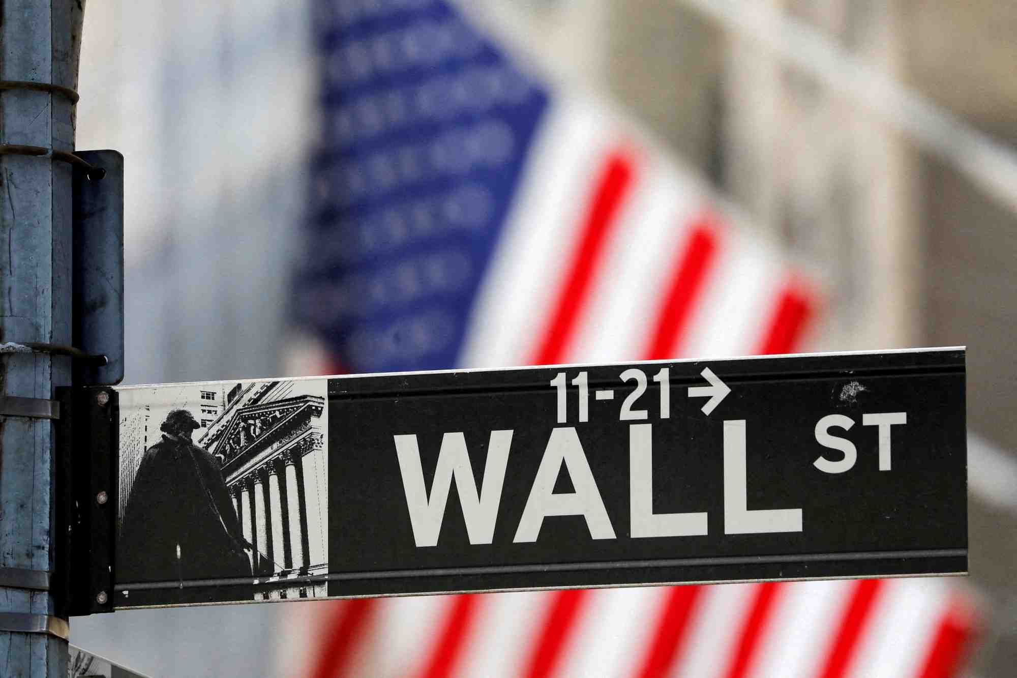Un panneau indiquant wall street est visible a l'exterieur du new york stock exchange (nyse) a new york
