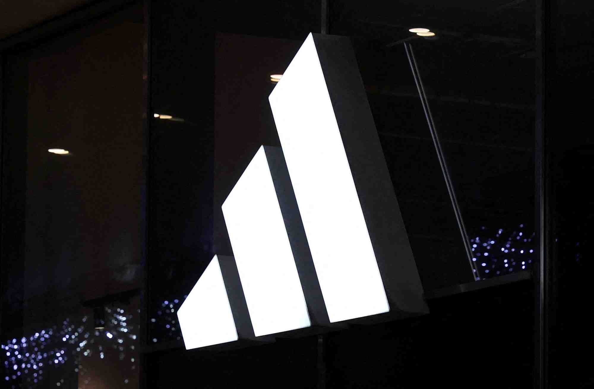 Le logo de la marque adidas est affiche sur le magasin du centre de varsovie