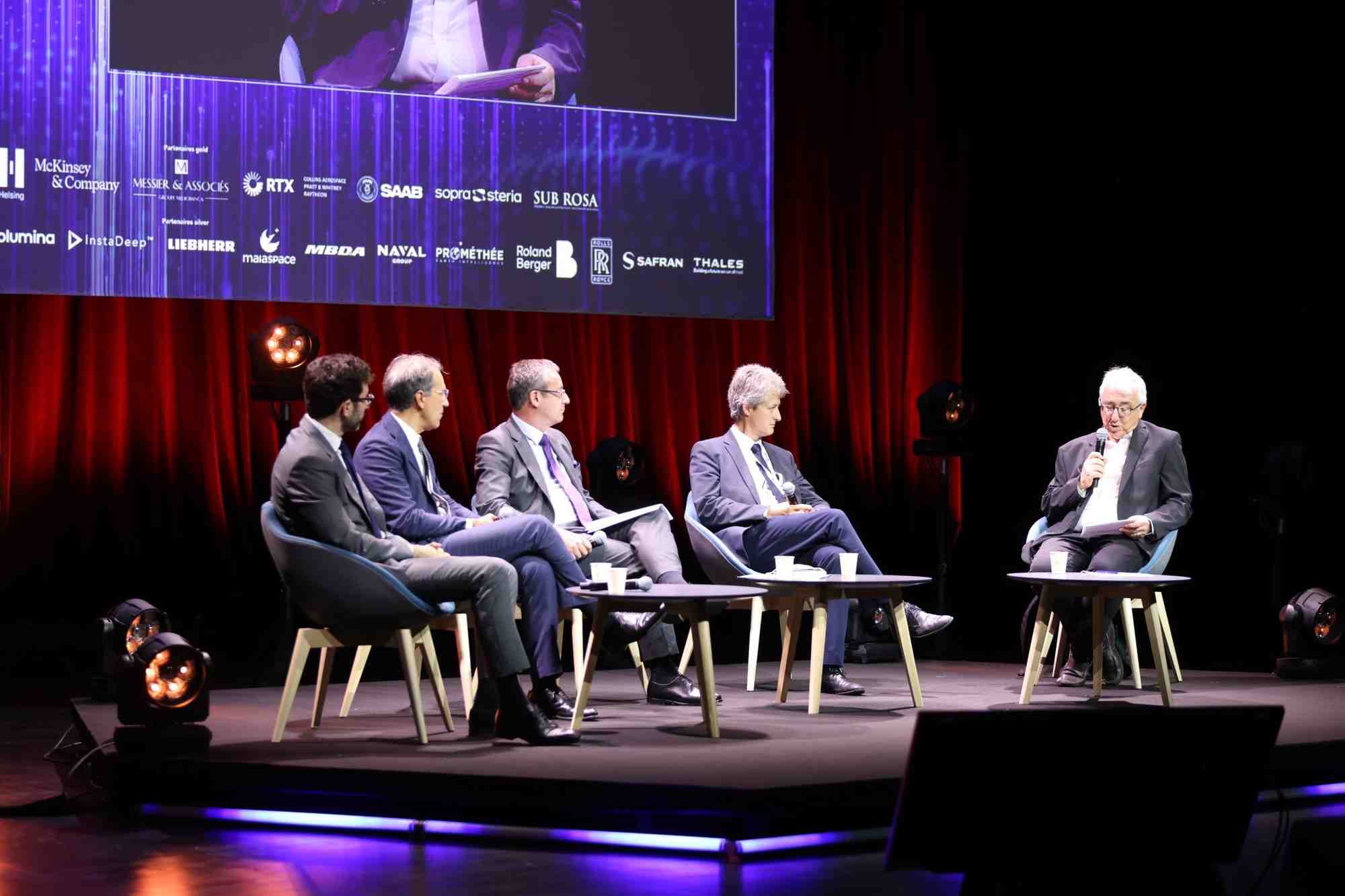 De gauche à droite : David Cavaillolès (Arianespace), Jean-François Fallacher (Eutelsat), Hervé Derrey (Thales Alenia Space) et Jean-Pierre Diris (Iris2 et Govsatcom).