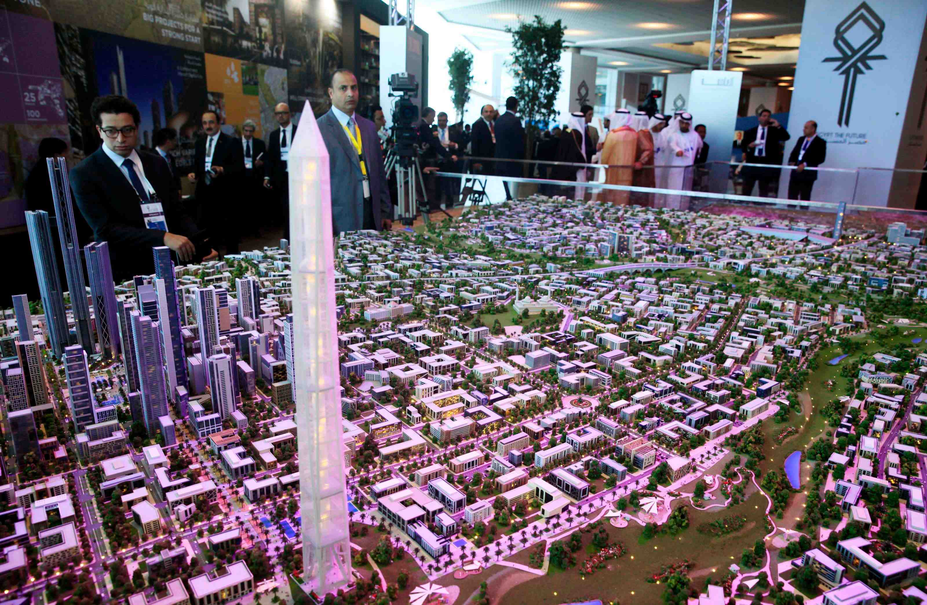 Les pays du golfe promettent 12 milliards de dollars de plus a l'egypte