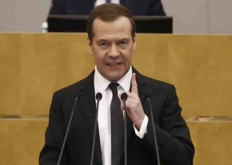 Pres de la moitie des russes veulent le depart de medvedev
