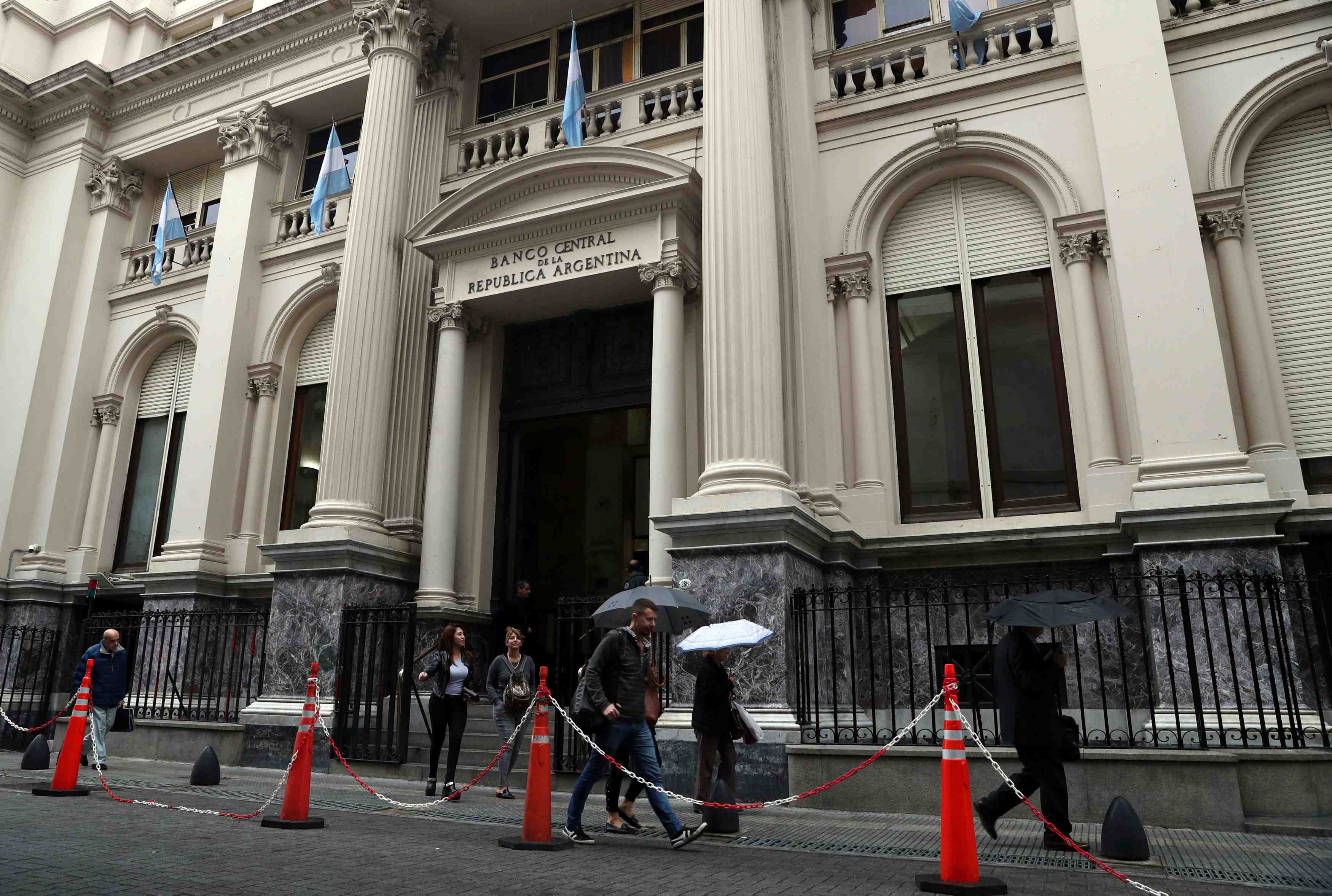 L'argentine porte ses taux a 40% pour enrayer la chute du peso