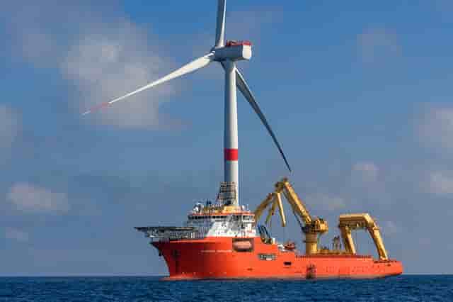 Les économistes font plusieurs recommandations pour réussir la transition énergétique, dont la mise en place d'un "prix plancher dynamique" pour le carbone de 150 euros la tonne aujourd'hui et d'environ 250 euros en 2030.