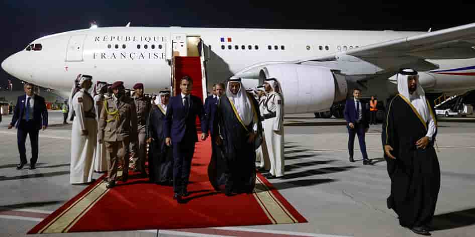 Hier soir, tapis rouge pour le chef de l’État français à l’aéroport de Doha, au Qatar.