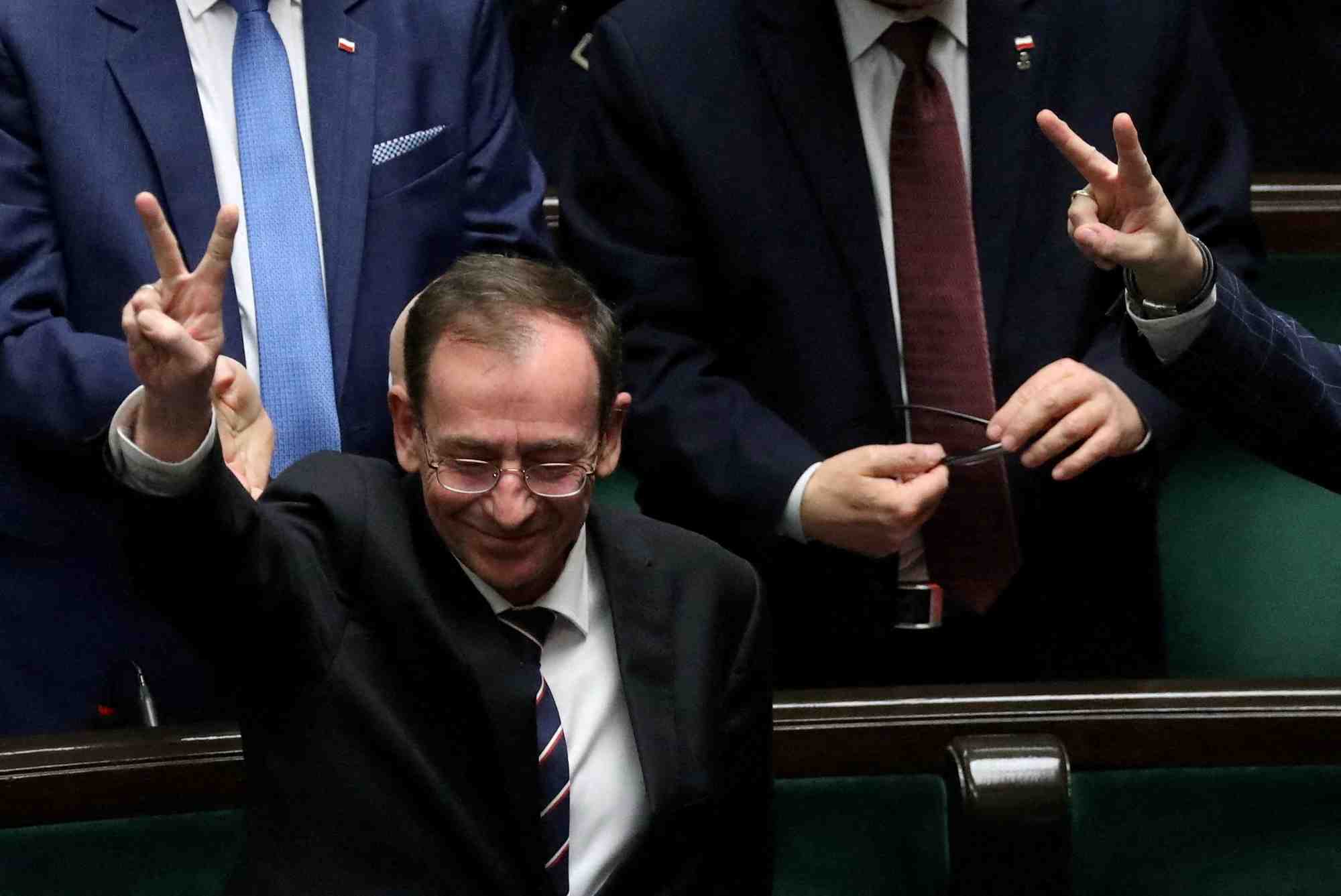 L'ancien ministre polonais de l'interieur mariusz kaminski, du parti droit et justice, fait un geste lors d'une session parlementaire a varsovie