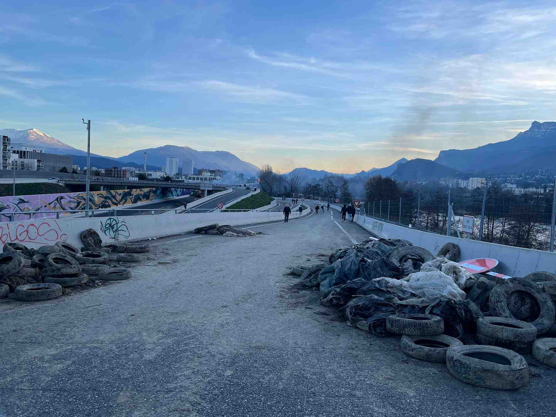 Après Grenoble où des agriculteurs se sont relayés tout le week-end pour bloquer une portion de l'A480, plusieurs syndicats veulent bloquer Lyon. (Photo d'un blocage à Grenoble)