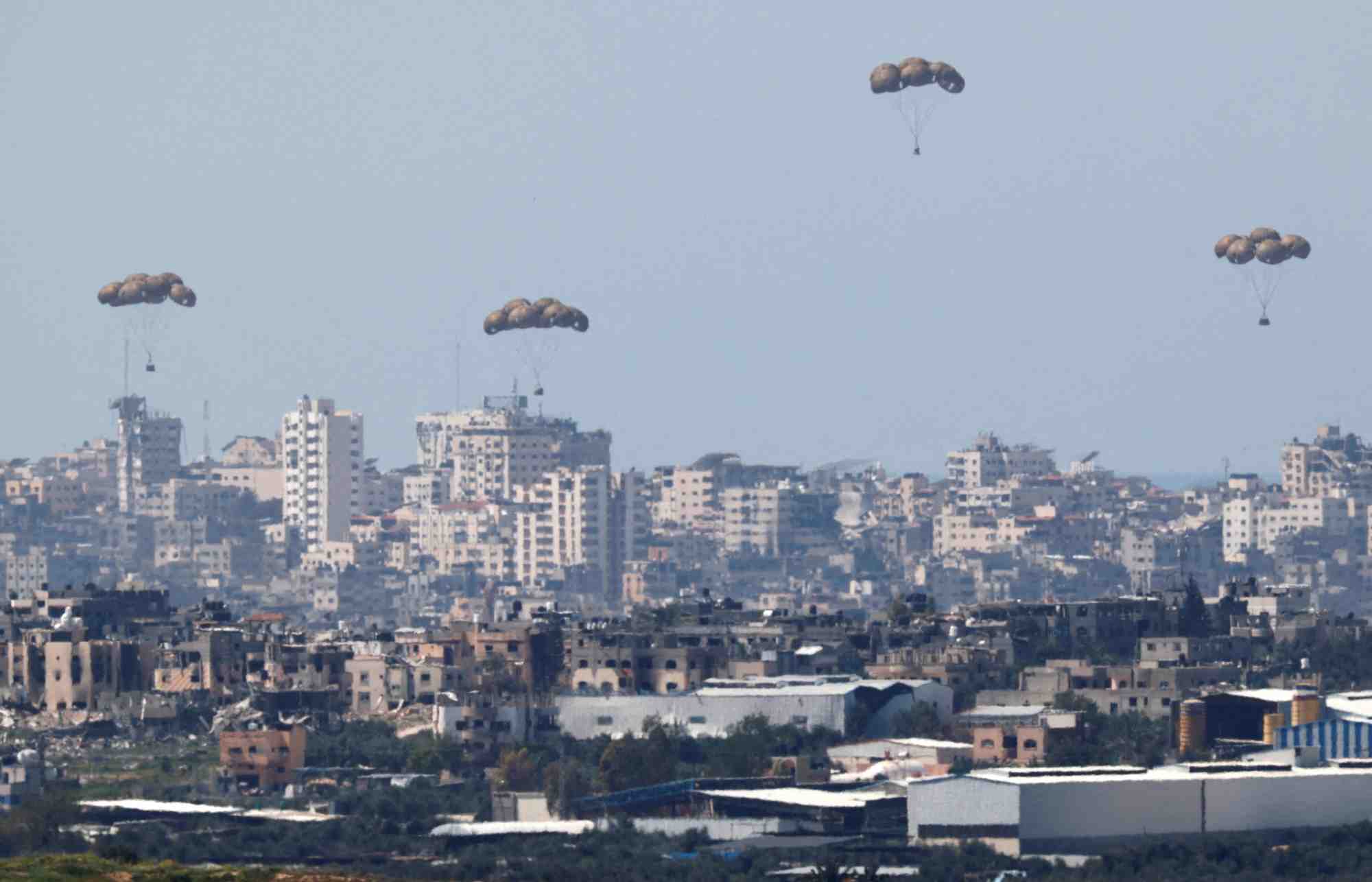 L'aide humanitaire tombe du ciel vers la bande de gaza
