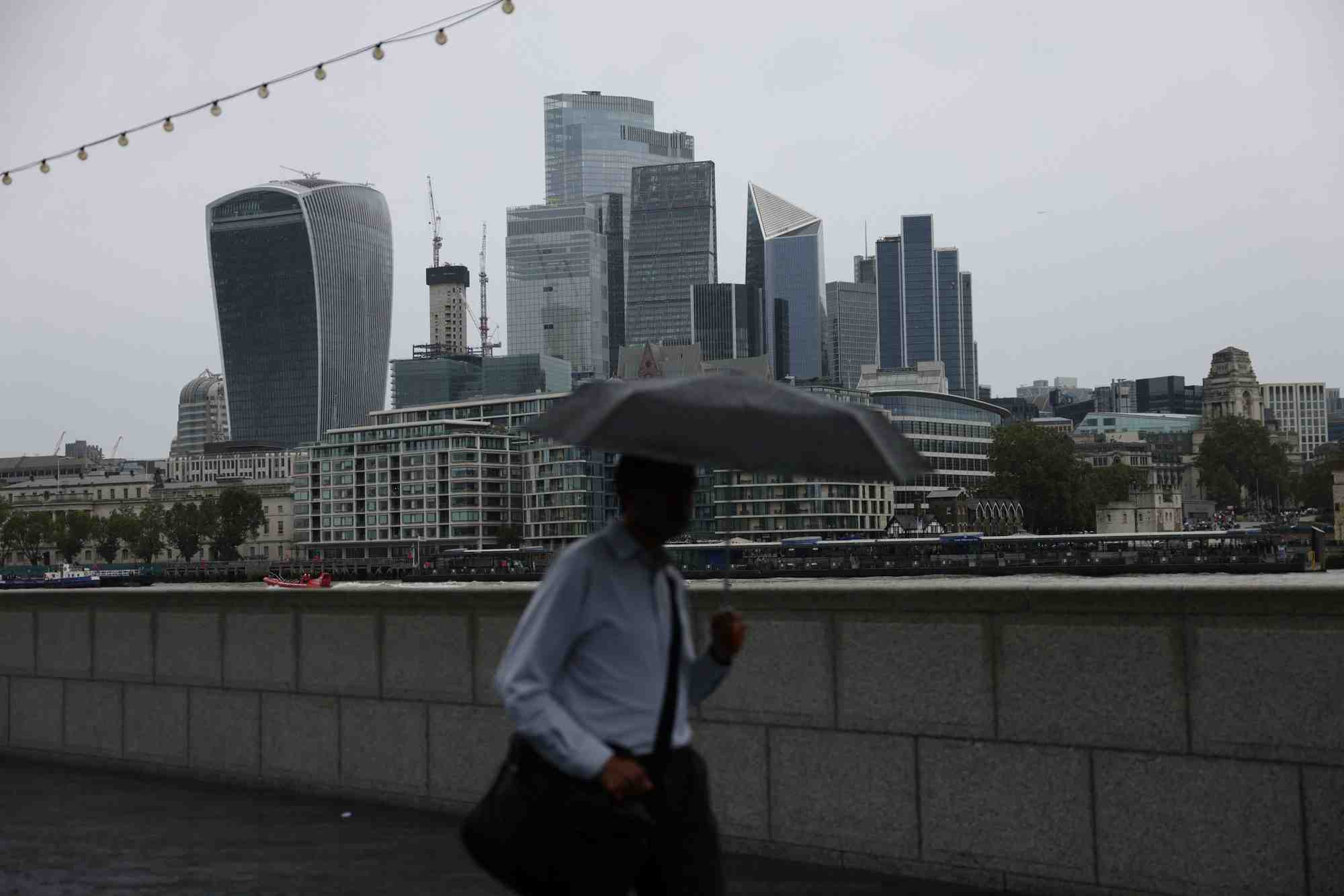 Un pieton marche le long de la tamise a londres