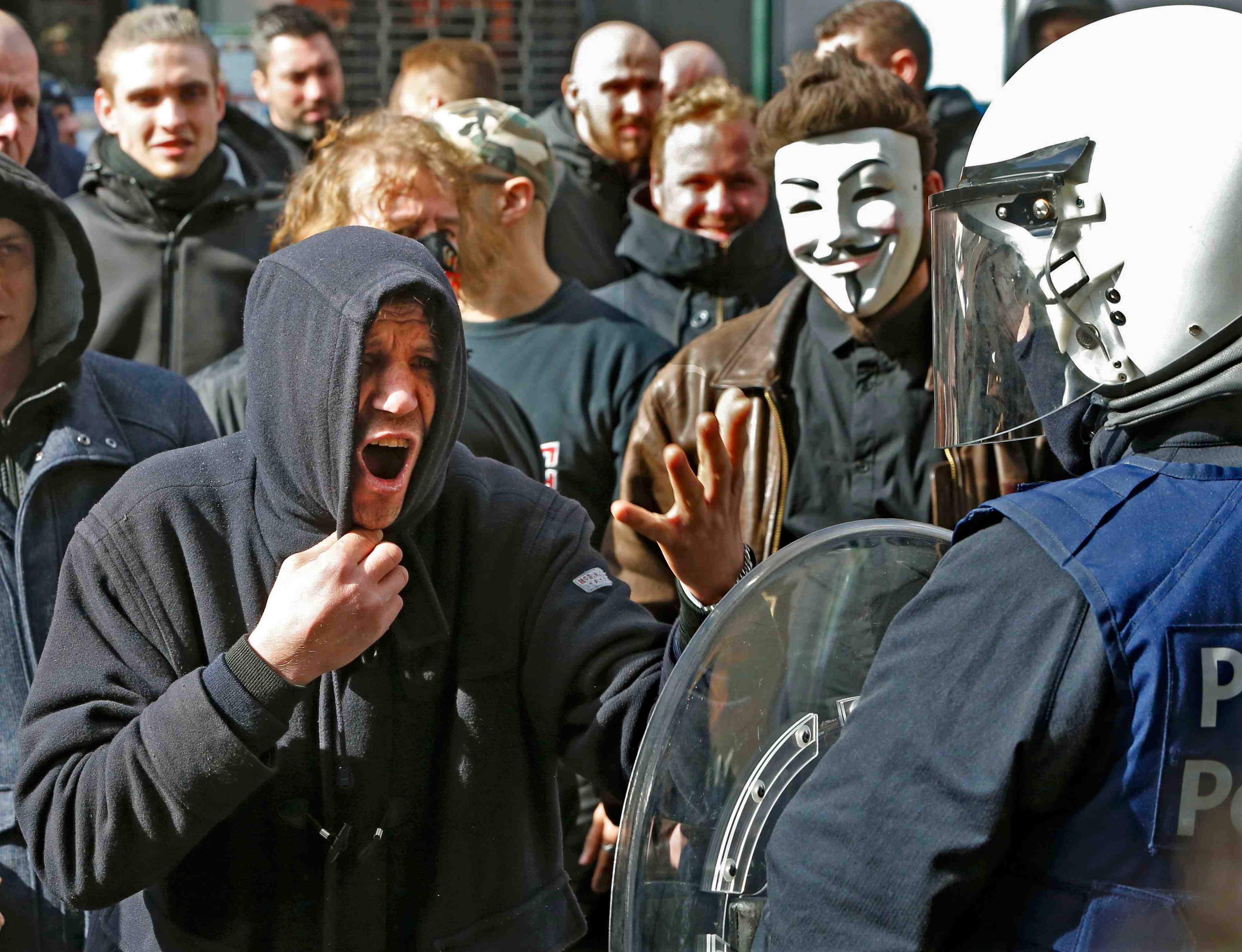 Des manifestants envahissent la place de la bourse a bruxelles