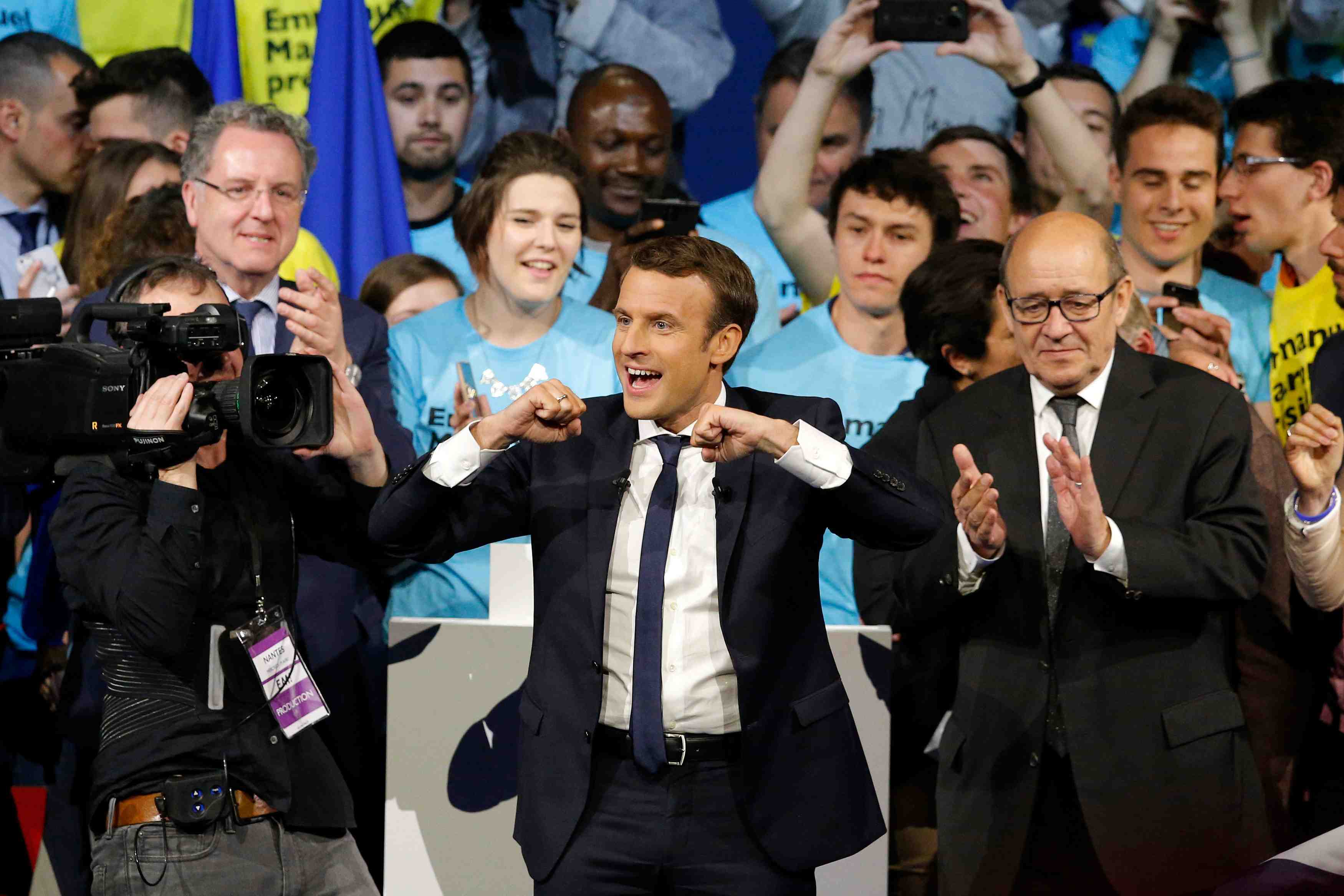 A nantes, macron se pose en chef des armees avec le drian