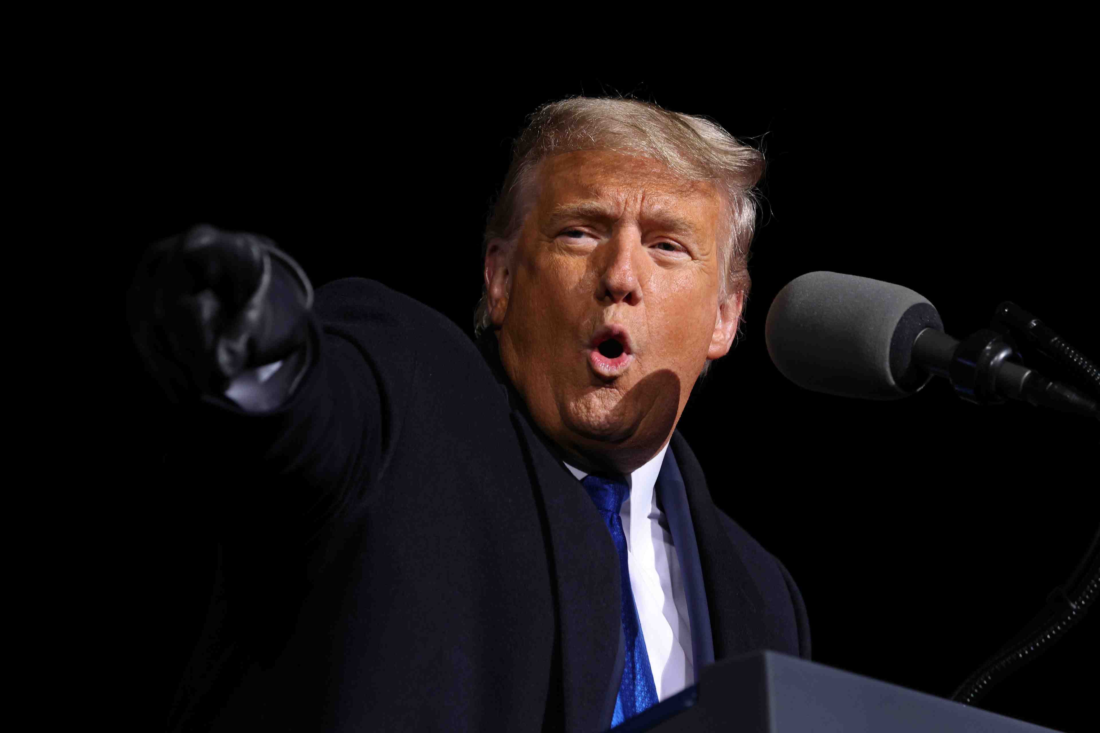 Usa 2020: trump en campagne dans l'arizona, biden concentre sur le coronavirus