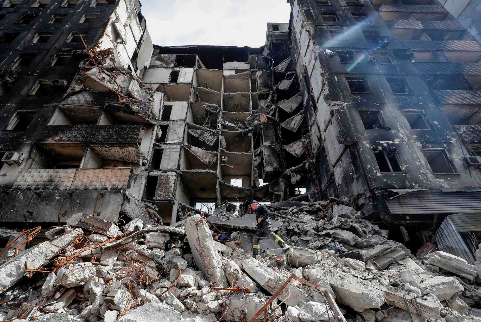 Des dizaines de milliers de morts a marioupol, selon kyiv