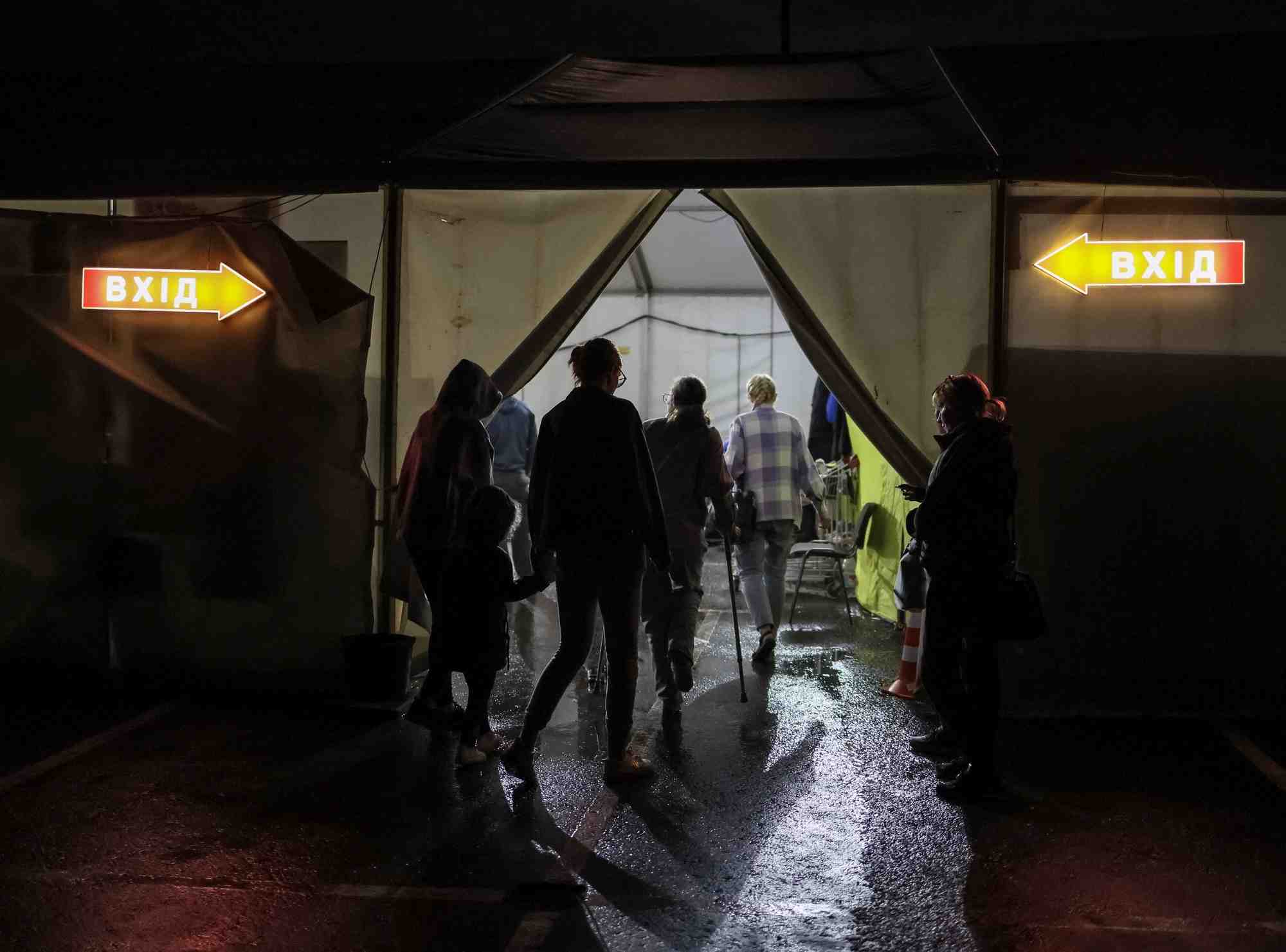 Ukraine: un important convoi de refugies de marioupol arrive a zaporijjia