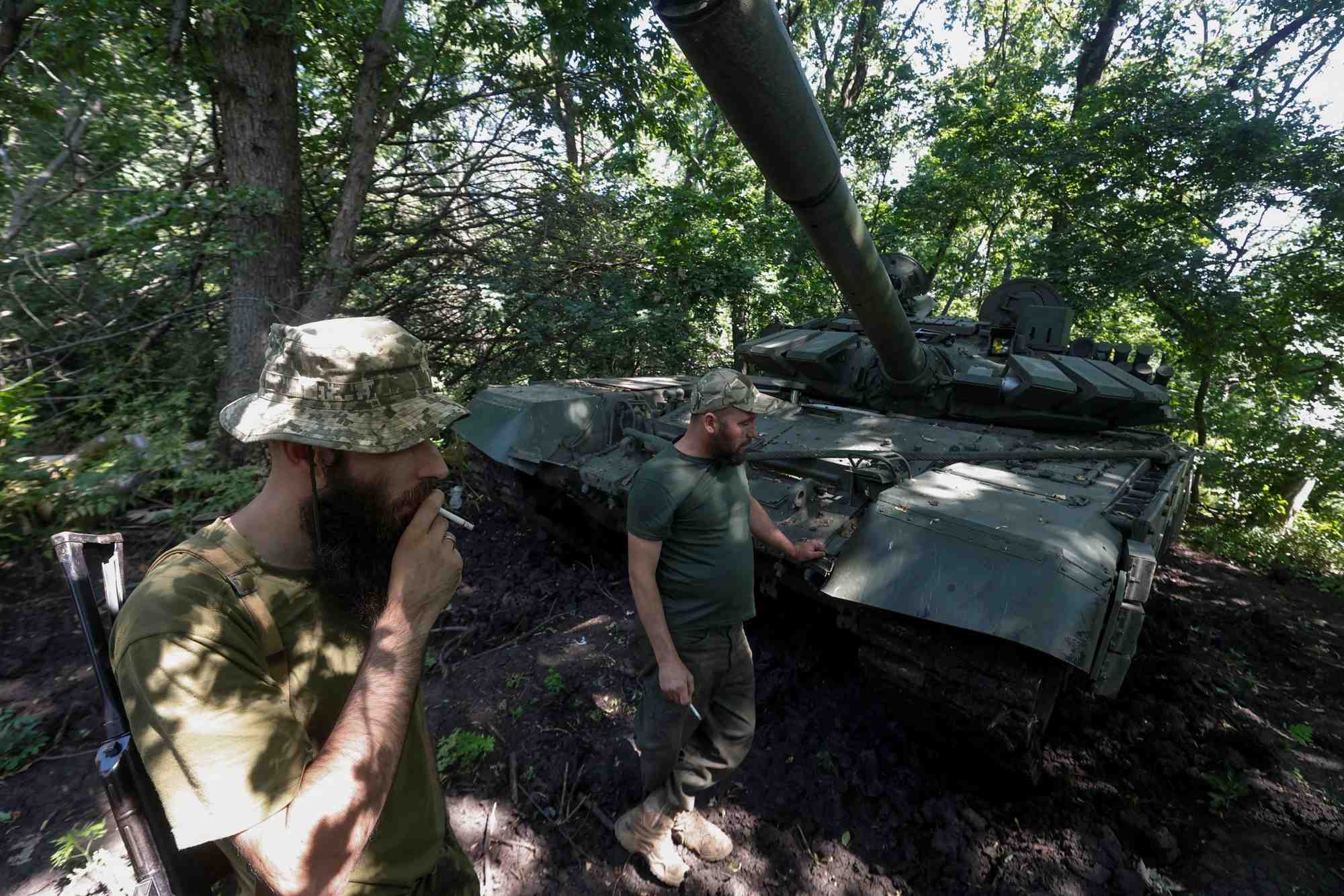 Des militaires ukrainiens pres de la ville de bakhmut