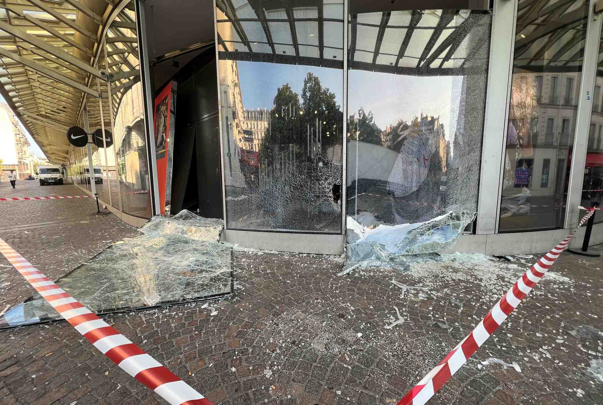 Un magasin nike vandalise lors d'une nuit d'affrontements au centre commercial westfield forum des halles a paris, en france