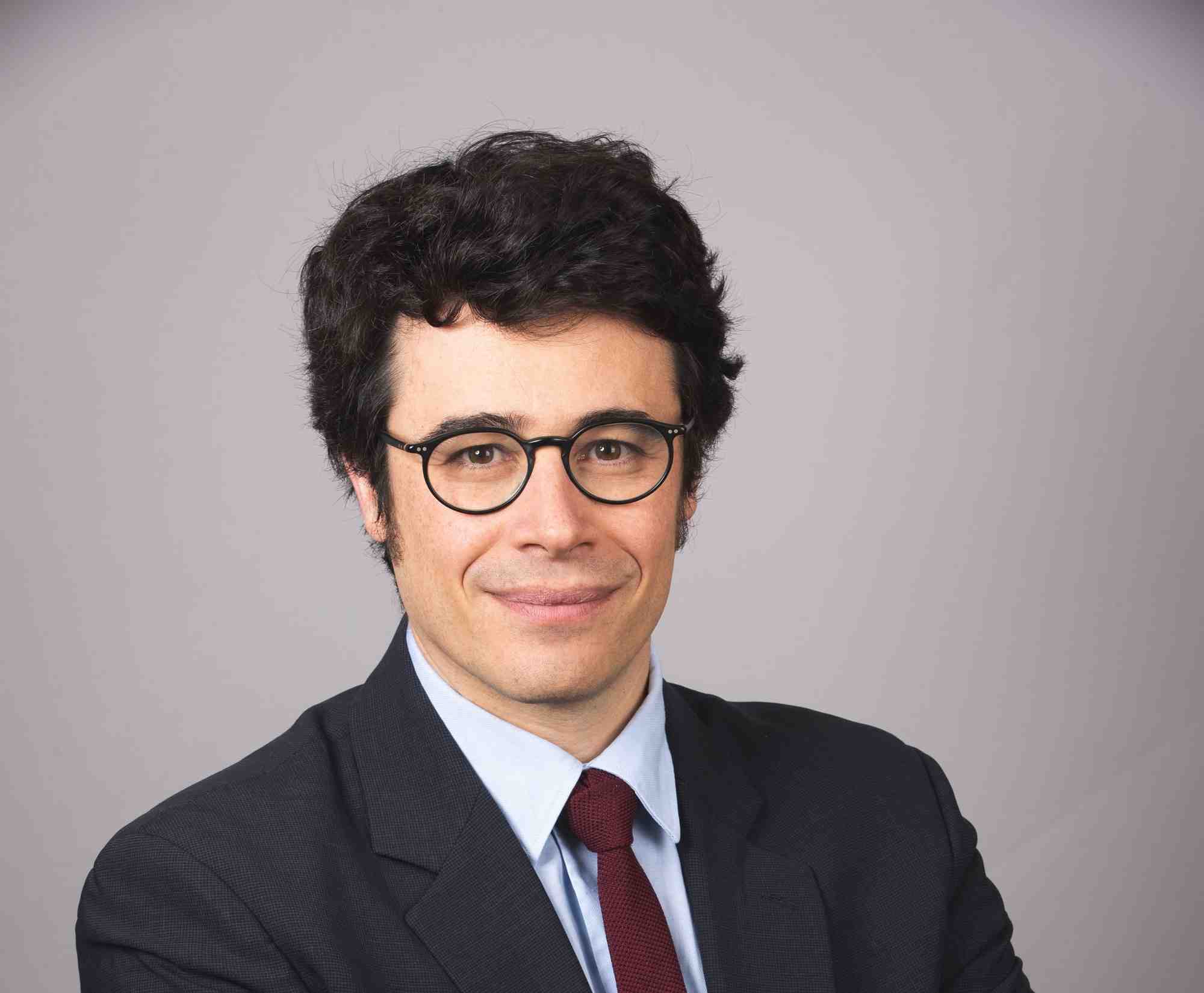 Âgé de 40 ans, l'ingénieur des Mines a déjà été conseiller au sein de plusieurs cabinets ministériels. Il a rencontré Elisabeth Borne, actuelle Première ministre, quand celle-ci était directrice du cabinet de Ségolène Royal, alors ministre PS de la Transition écologique.