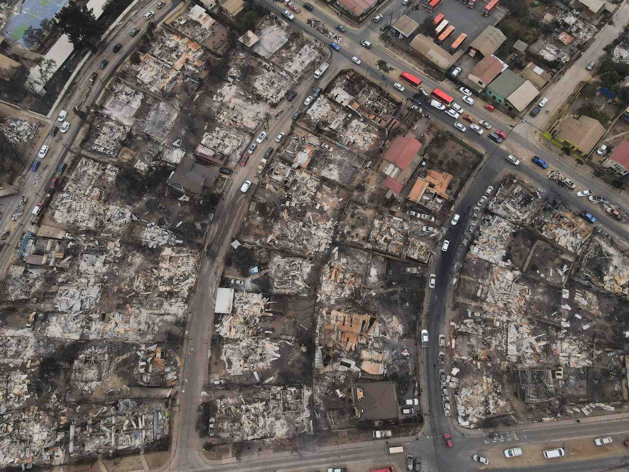 Les ruines de maisons brulees apres des incendies de foret a vina del mar