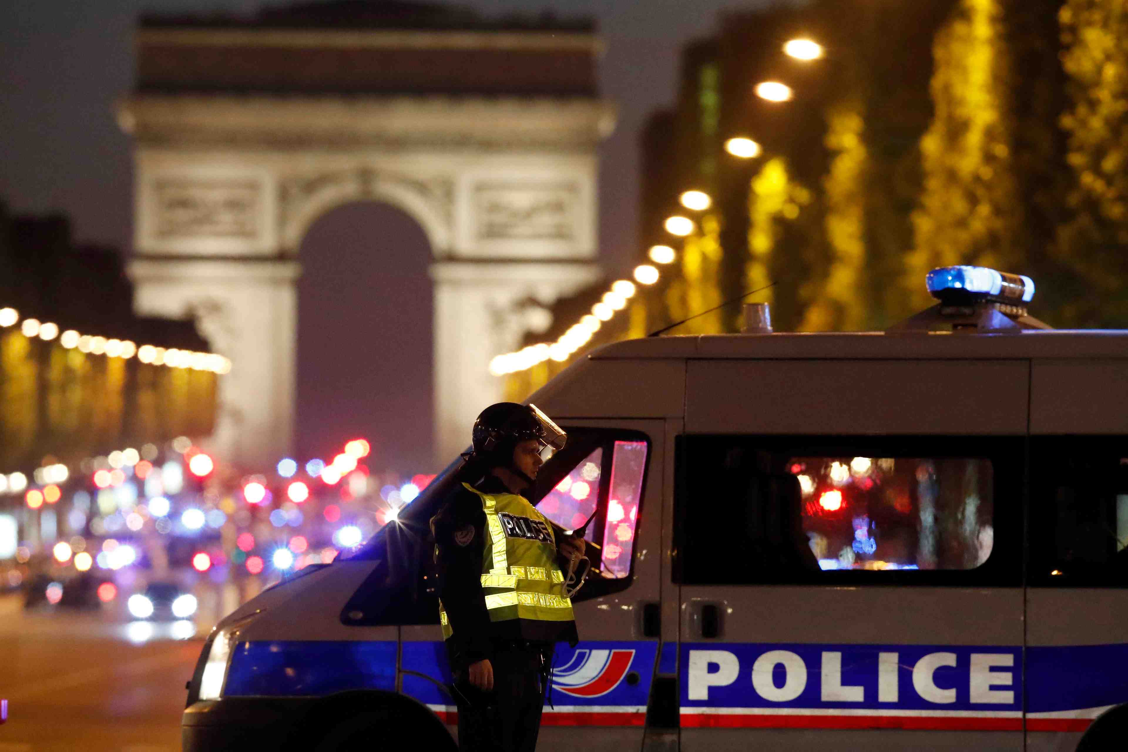 Deux policiers tues sur les champs-elysees
