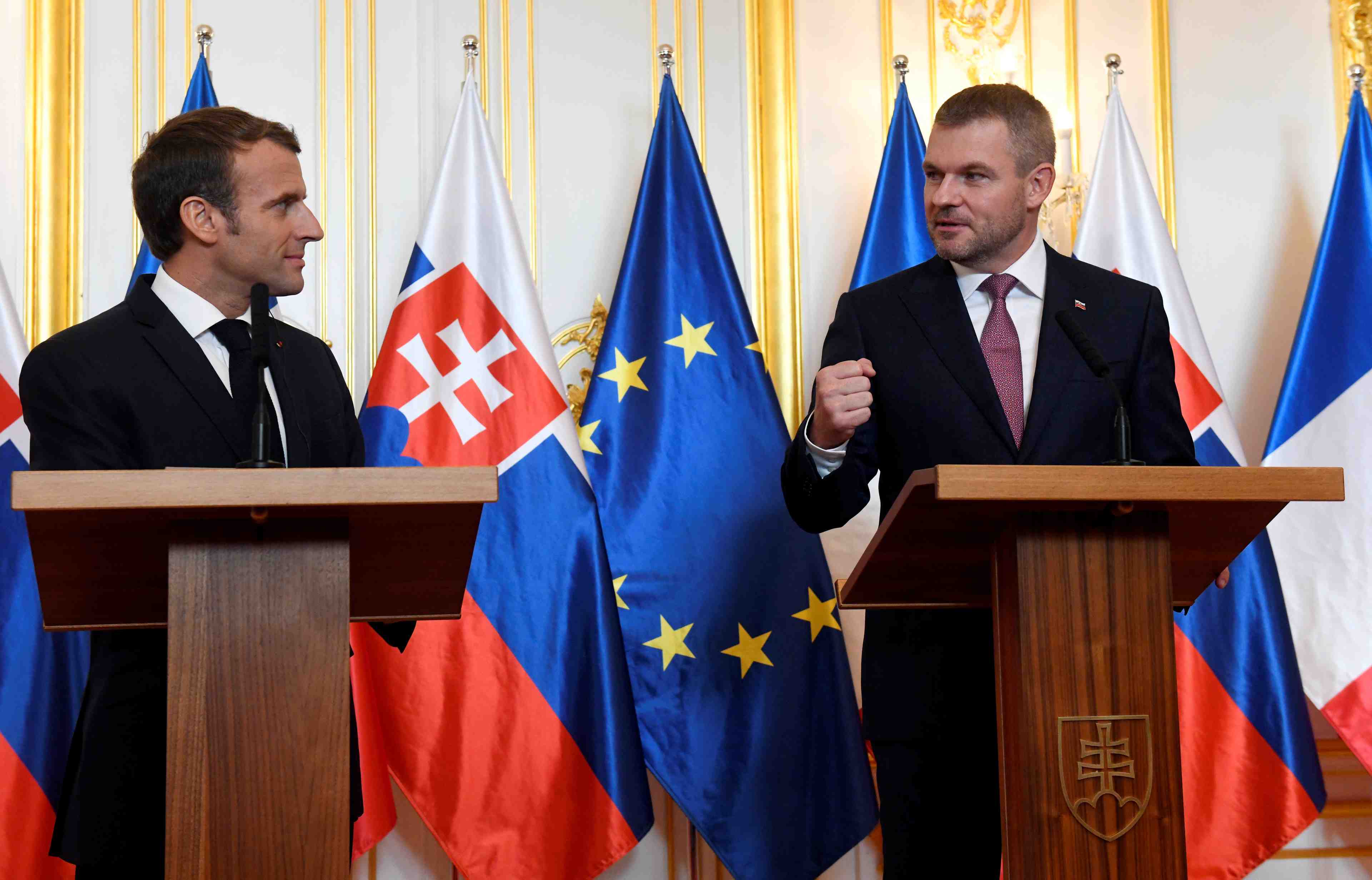 Le progressisme transcende le pseudo-clivage est-ouest, dit macron