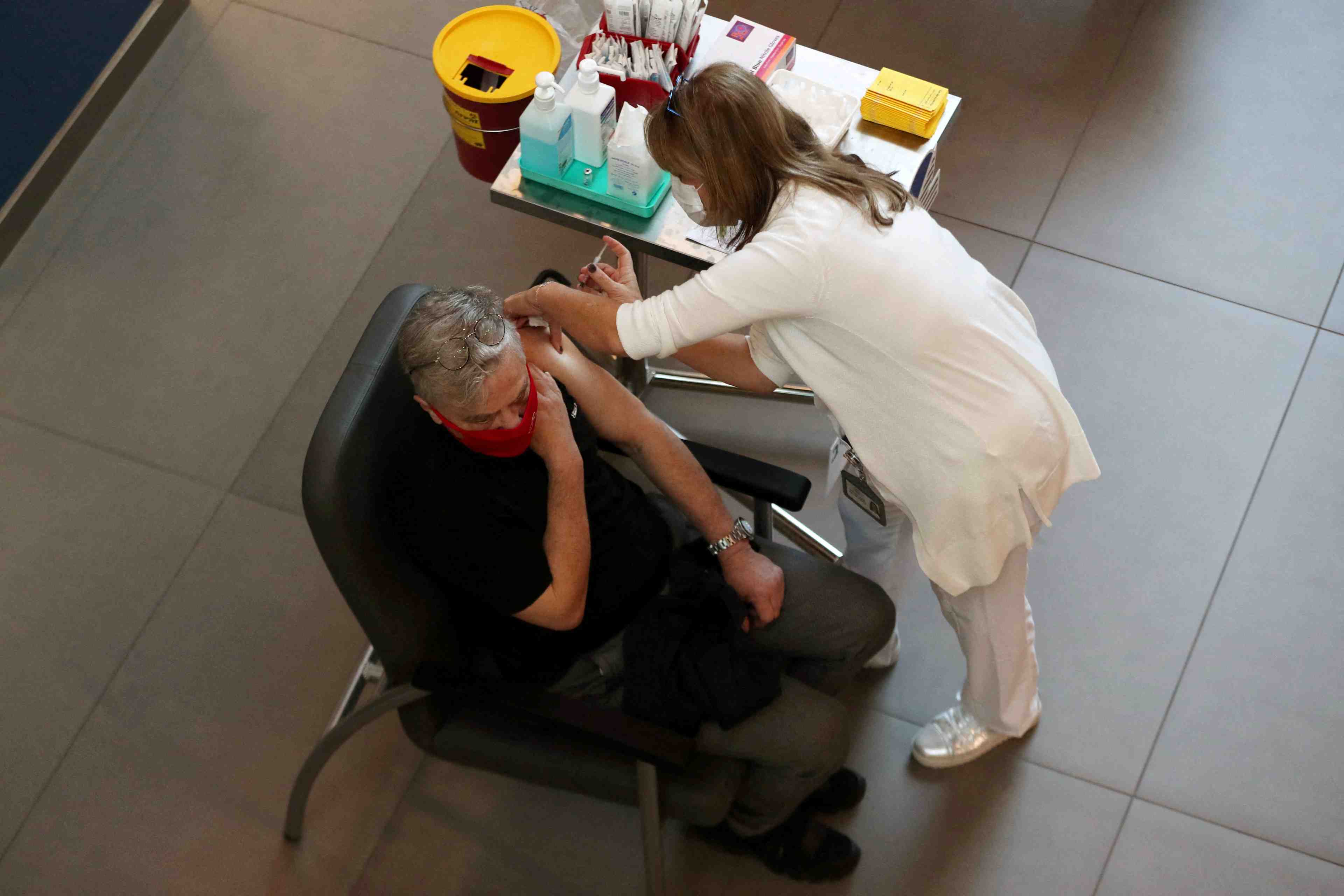Coronavirus: israel elargit la quatrieme dose de vaccin aux plus de 60 ans et au personnel medical