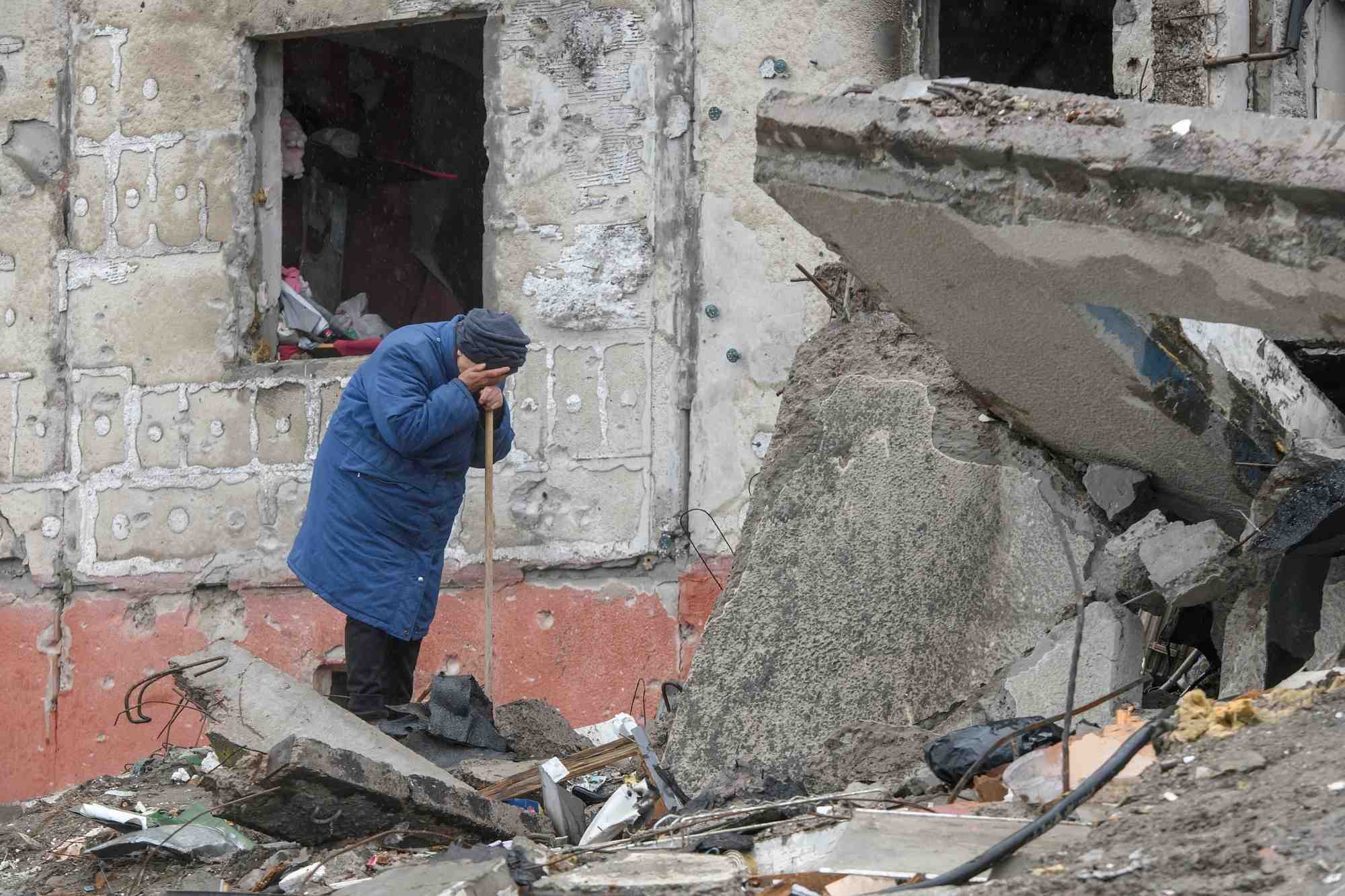 Ukraine: des dizaines de victimes retrouvees dans une fosse commune pres de kyiv, dit un responsable local