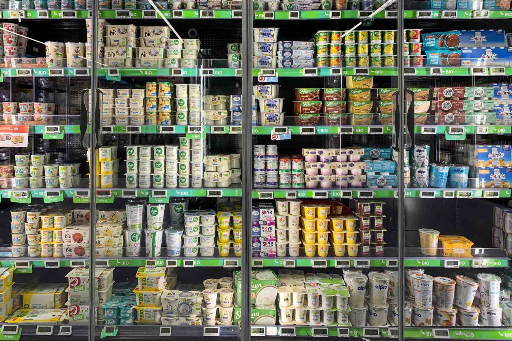 Jusqu'à 50% plus chère que l'alimentation dite conventionnelle, l'alimentation bio a vu son poids dans les paniers des acheteurs de la grande distribution passer de 4,3% à 3,9% des volumes entre 2022 et 2023.