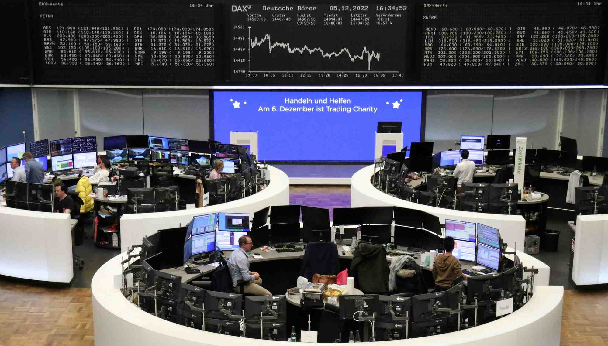 Le graphique de l'indice des prix des actions allemandes dax est photographie a la bourse de francfort