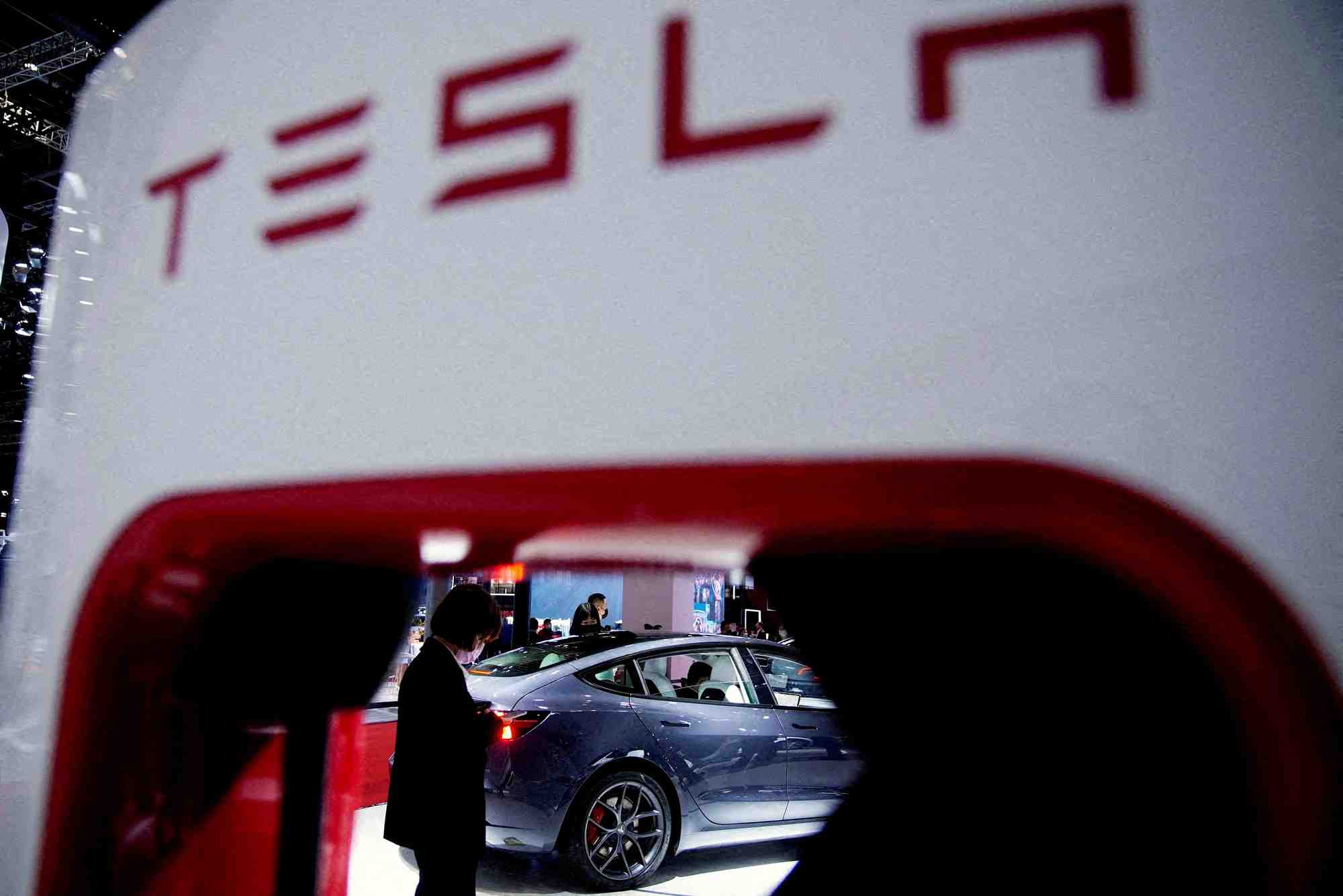 Un vehicule electrique tesla au salon auto shanghai a shanghai, en chine