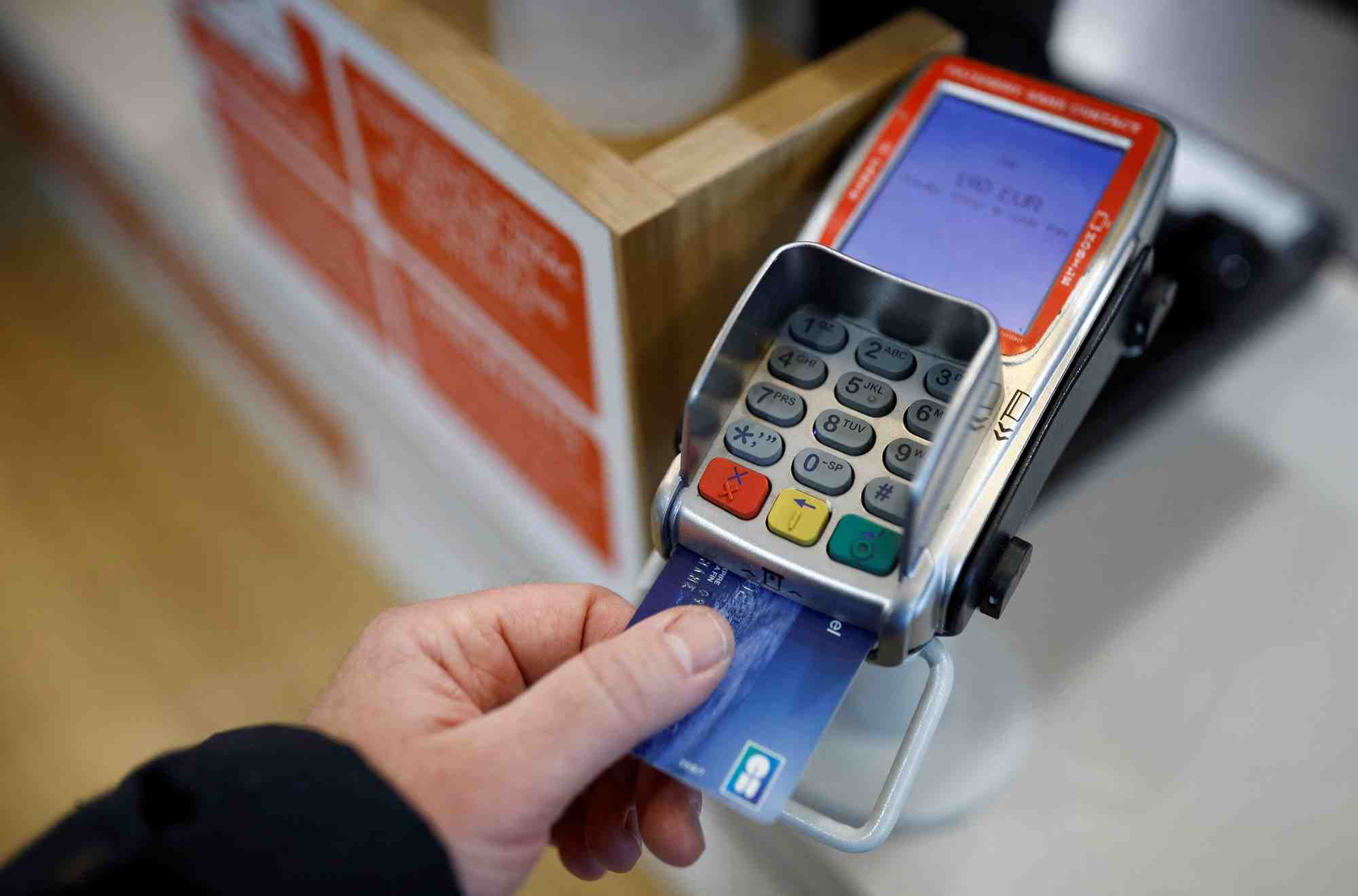 Une carte de credit est utilisee sur un terminal de paiement dans un magasin pres de nantes, en france