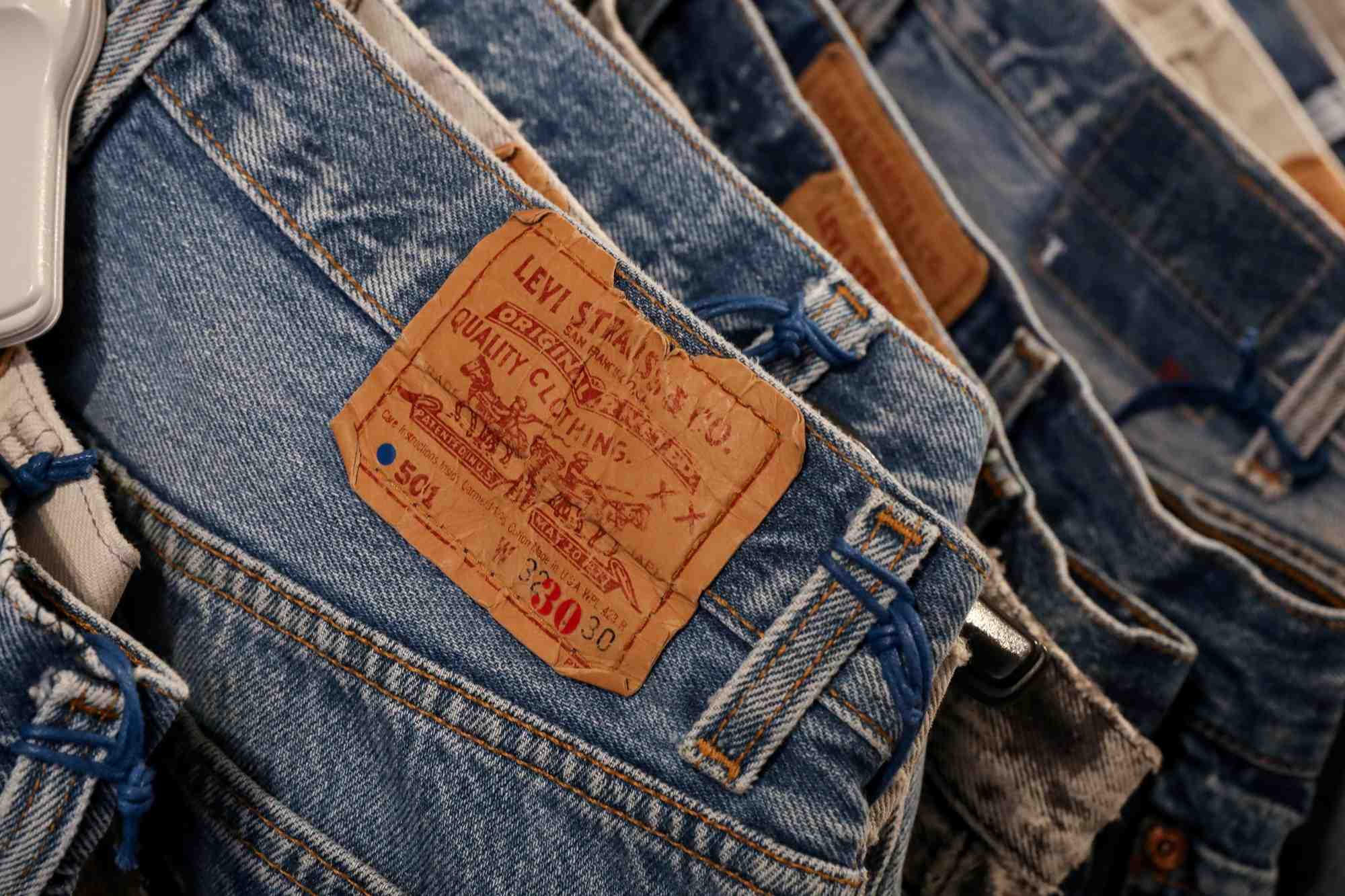 L'etiquette levi's est visible sur un pantalon suspendu dans un magasin levi strauss a new york