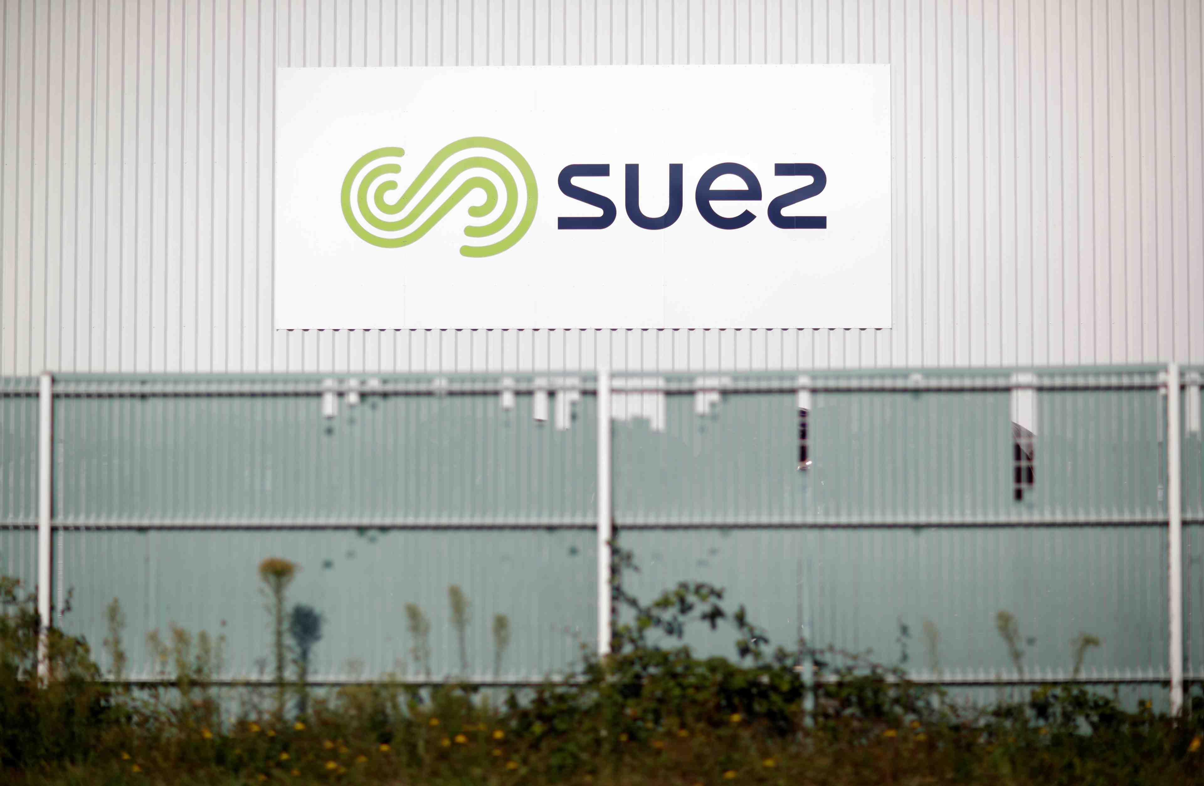 Suez "prend acte" de l'entree de veolia a son capital, refuse une "prise de controle rampante"