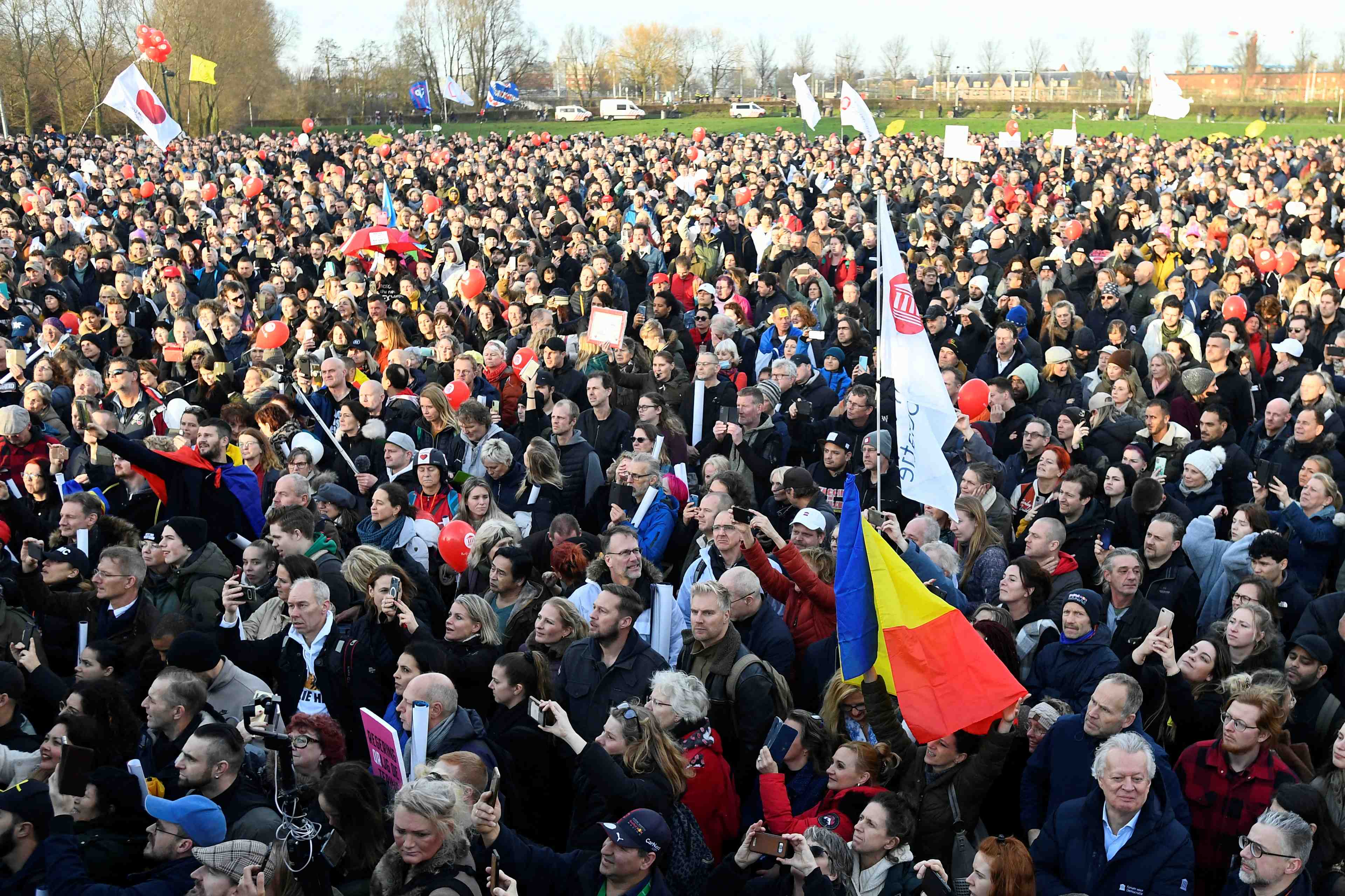 La police disperse des manifestants anti-confinement a amsterdam
