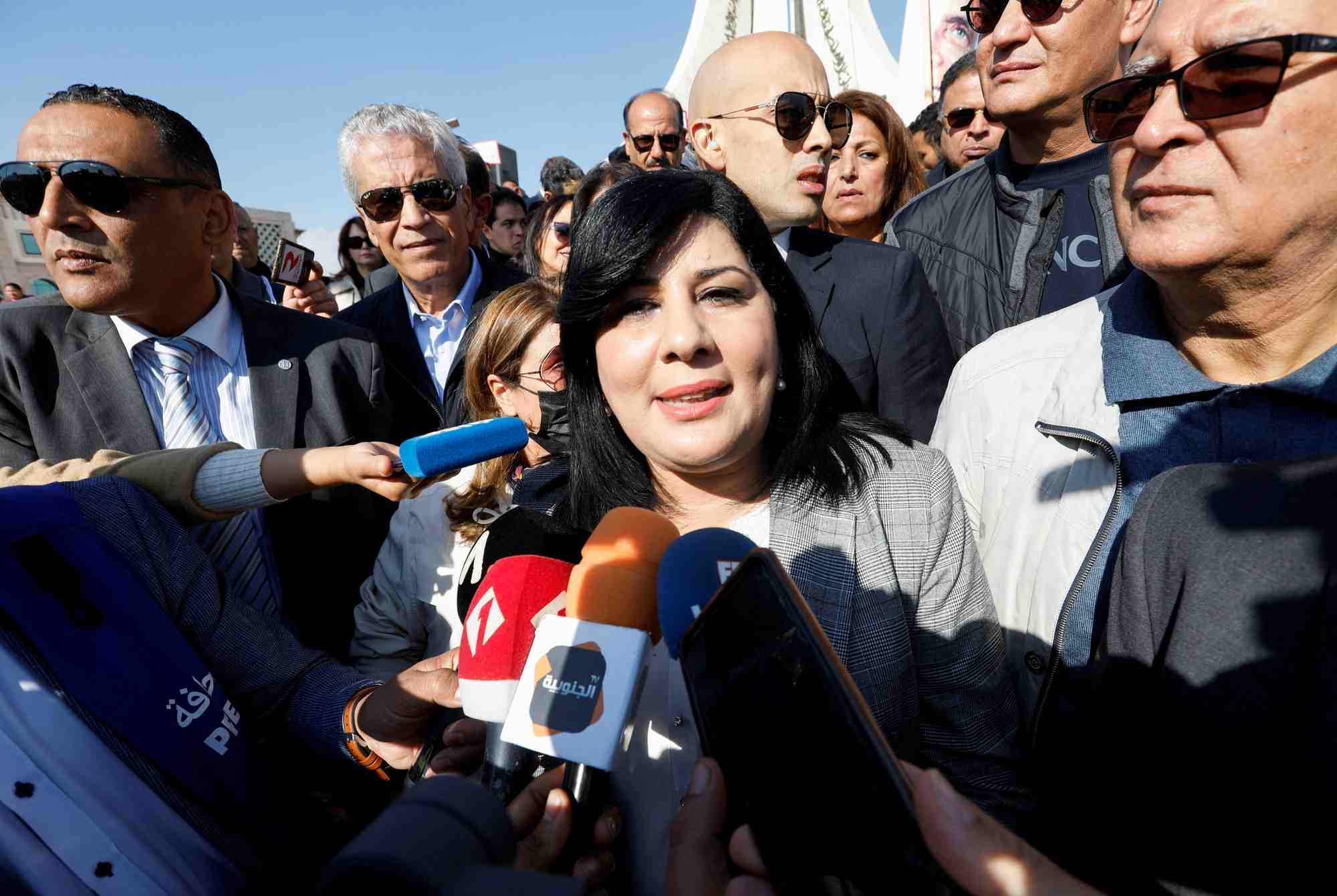 Abir moussi, opposante au president kais saied, s'adresse aux medias lors d'une manifestation demandant la dissolution du parlement et des elections legislatives anticipees, a tunis.